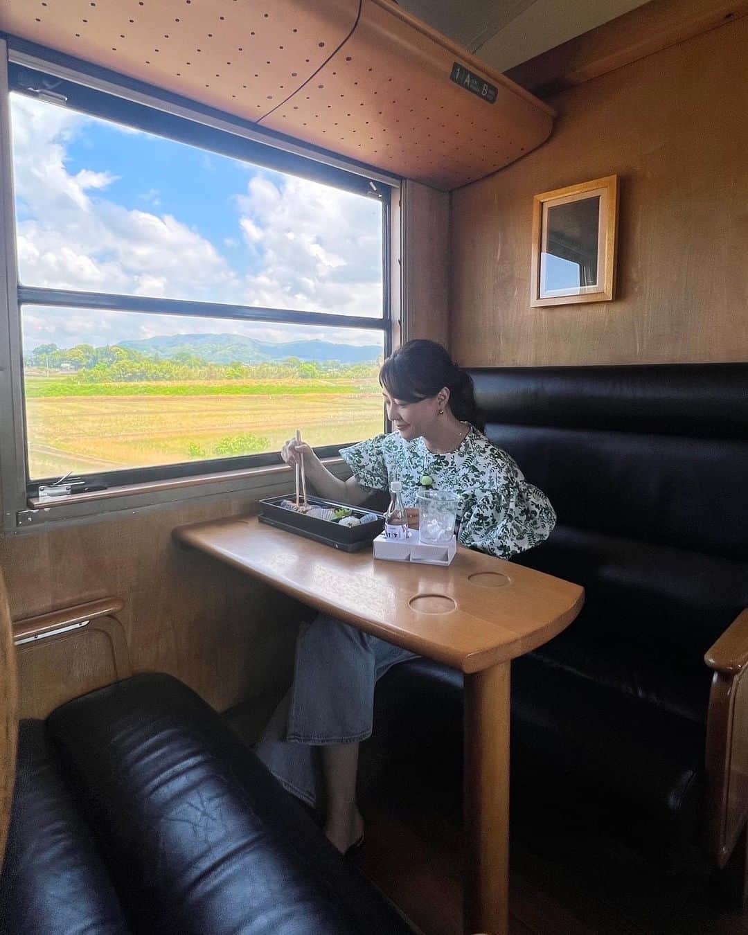 吉竹史さんのインスタグラム写真 - (吉竹史Instagram)「全国百線鉄道の旅、今回もご覧いただきありがとうございました🚃  私の故郷である九州の鉄道旅。 ご覧いただいた皆さまに、良いとこだなぁ行ってみたいなぁと思っていただけたら嬉しいです✨  さてさて、写真にもあります、SL人吉！ 運行開始から100年以上の年月を経て、 2024年3月に引退することが決まっています。（ありがとう！おつかれさま！）  かなりマニアックな話なのですが、御年100歳となるこの御老人のSL人吉を、力持ちで若者のディーゼル車が後ろから押すような形でヨイショヨイショというように走っているんです。  なんだかその姿が、孫がお爺ちゃんを支えながら走るようで、思わず「がんばれ！」と言いたくなるんです。泣ける🥲✨🥹  窓から外を眺めると、ほぼ全員がこちらに向かって笑顔で手を振っている姿にも、胸が暖かくなるものがありました。  いいなぁ。やっぱ列車は，良い！  長くなりましたが、そうです、すっかり私、この番組のおかげで列車の魅力にハマってしまっているんです😆  #sl人吉　#ありがとうsl人吉  #全国百線鉄道の旅 #鉄道旅」10月1日 23時17分 - fumi_yoshitake