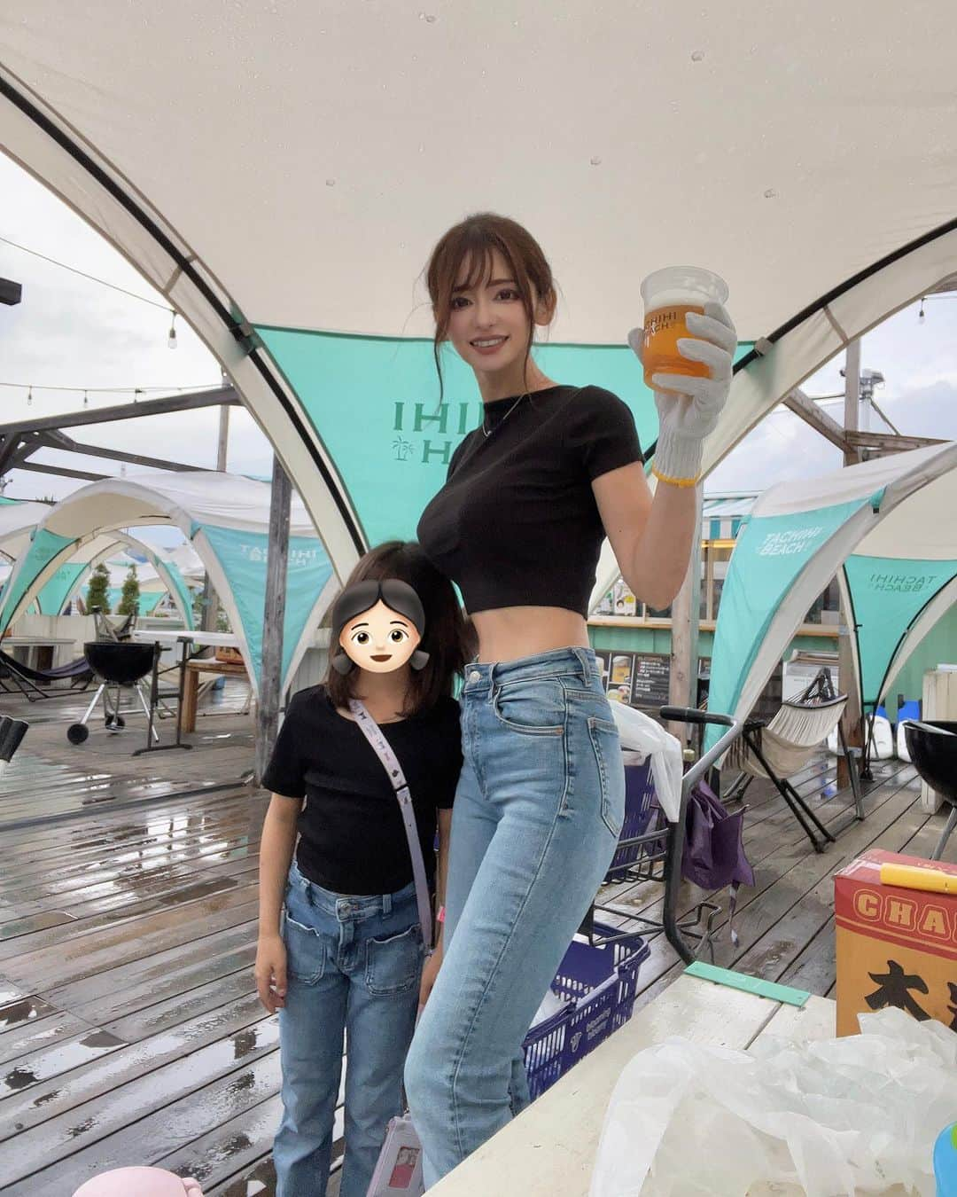 神子島みかのインスタグラム：「. 親子でリンクコーデ👩🏻👧🏻  じじばば妹とみんなでBBQ 近くのテントの若者たちがうちの子と たくさん遊んでくれたり 若者たちと私と妹混ぜてもらいドッヂボールをしたり  近くにいた若者たち ほんとにありがとな1日  #bbq#bba#親子#リンクコーデ」