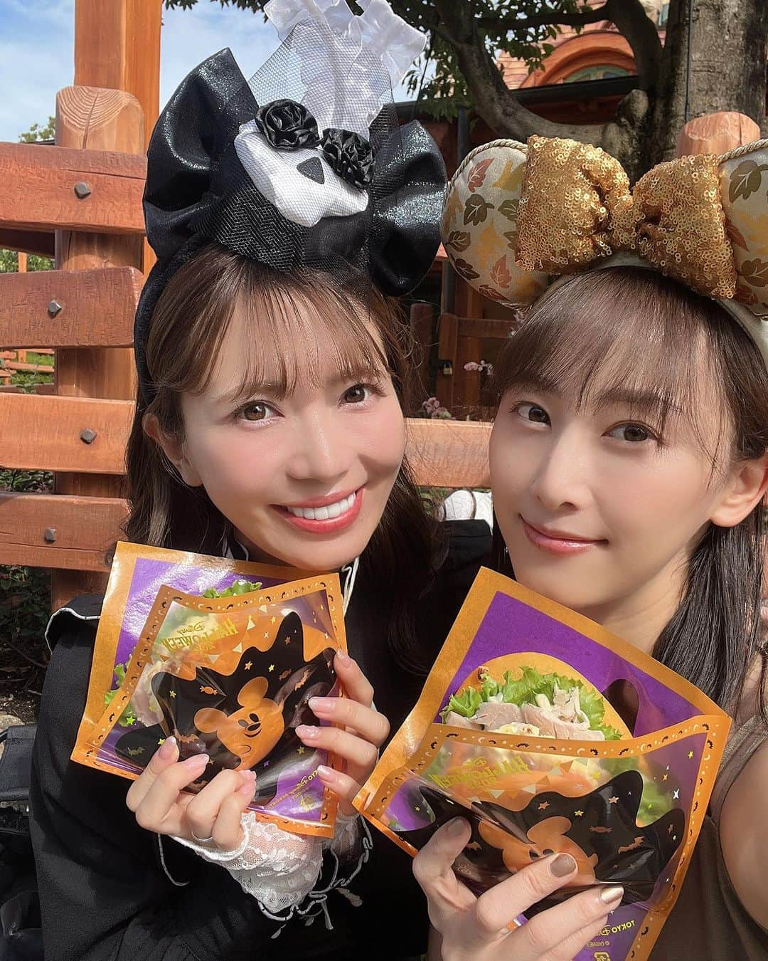 松井玲奈のインスタグラム：「あいにゃんとディズニーランドのハロウィンを楽しんだ日！ おすすめのスペシャルサンドを食べて、めちゃくちゃ美味しいパンプキンミルクも飲んだよ。(味も美味しいけど、タピオカにも甘い味がついてて最高だった🎃💓) 同じ熱量で好きなことを楽しめるお友達って、特別でありがたい存在🥹🥹 いつもありがとう✨」