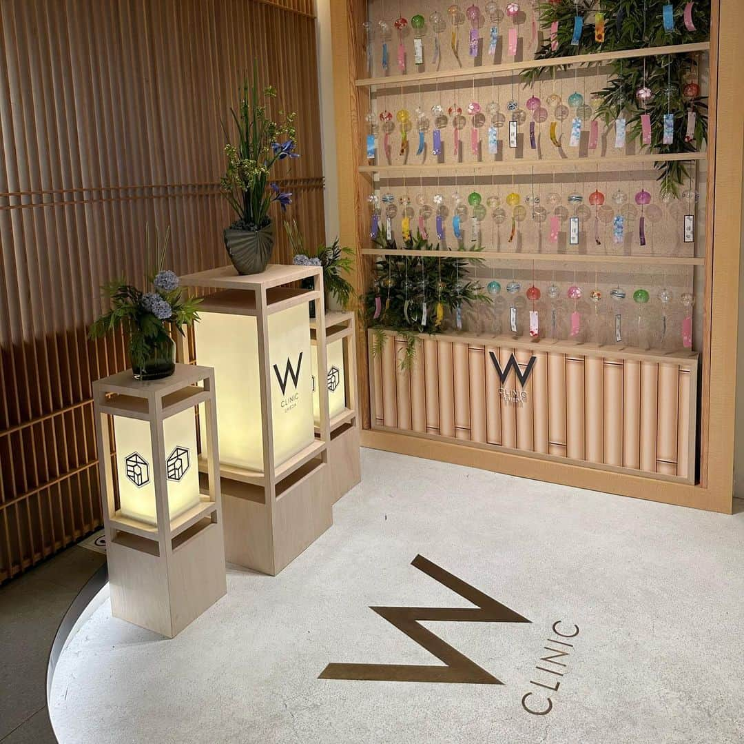 Yuika Matsuさんのインスタグラム写真 - (Yuika MatsuInstagram)「美容💓 　 @w_clinic_ 様で２回目の  ▪︎ ハリとツヤがあり潤いのある若々しい肌になる ＜水光注射> ▪︎レーザー治療 <PTPトーニング＞ 　 をしてきました✨ 今回施術をしたのは @w_clinic_ 梅田院。 　 投稿の度に綺麗な院内ですねー！と 言ってもらえるんですが そうなの🩷オシャレで通いやすいです🥰  　 @nao.7015 先生に肌のくすみと ニキビ跡などカウンセリングして頂き 　 今回の水光注射では、 シミやニキビ跡に効くような 美容液を多めに入れてもらいました✌️  → 水光注射とは内から輝くような お肌を作る成分を真皮や表皮に直接 細かく注射して入れ込めれるんです💉 　 効果的は▶︎お肌の水分補給・くすみの解消・ 弾力性の向上・シワ・小ジワの改善に効果的らしいです🎯 　 次の日、お肌の艶感が爆発してたので 撮ったのが1枚目の肌です♪ 　 お馴染みのPTPトーニングも 細かいシミ対策に！！ これで消えてくれたら嬉しい🥴 　 　  #wクリニック#wフェミナクリニック #レディースクリニック大阪  #美肌治療#美容医療 #乾燥肌改善#美肌作り#美肌再生 #潤い肌#潤い美肌#小じわ改善 #ニキビ改善#美肌計画#艷肌#PR」10月1日 17時57分 - yuika00802