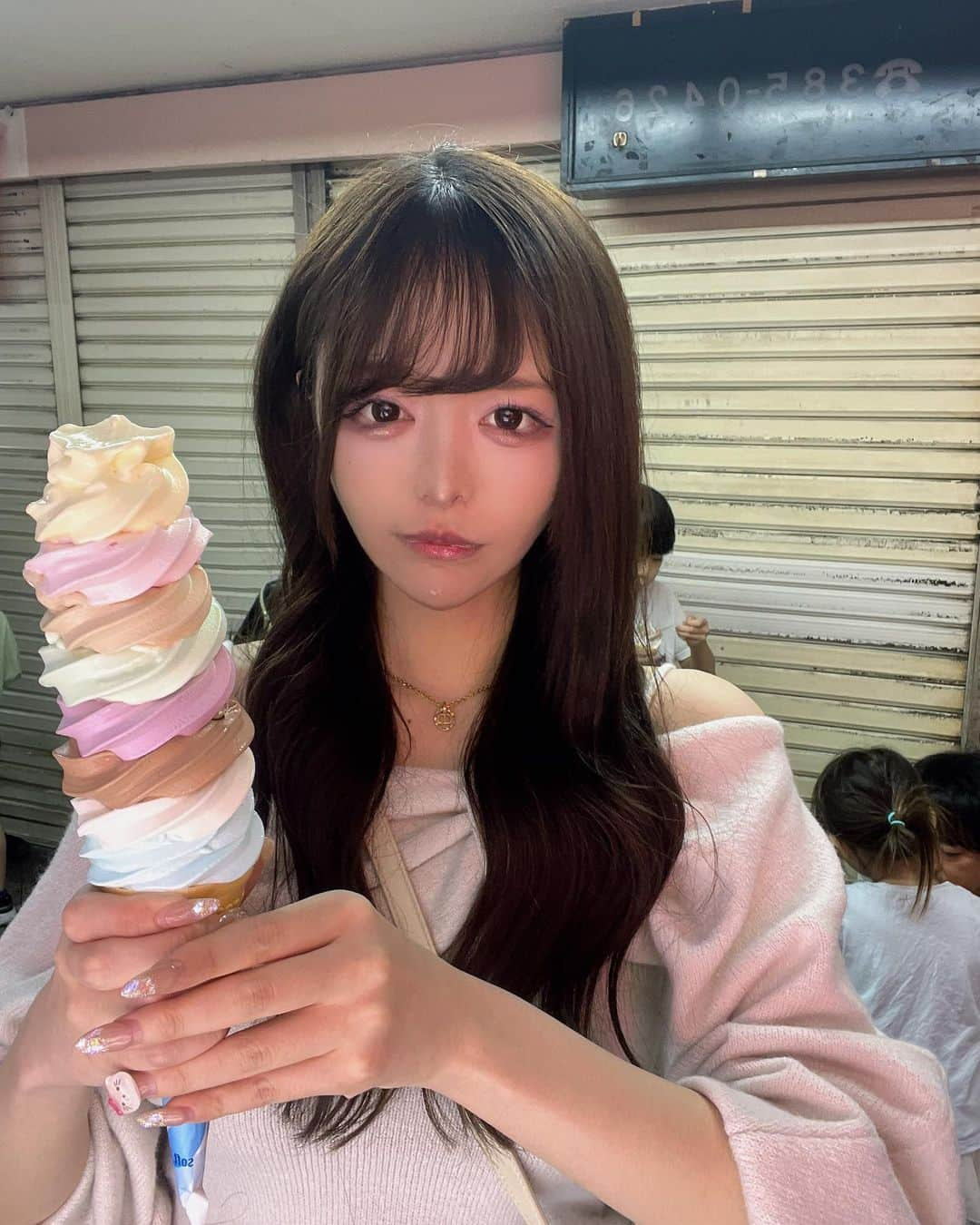 三年食太郎（松島萌子）のインスタグラム：「特大ソフトクリーム🍦  #中野ブロードウェイ」