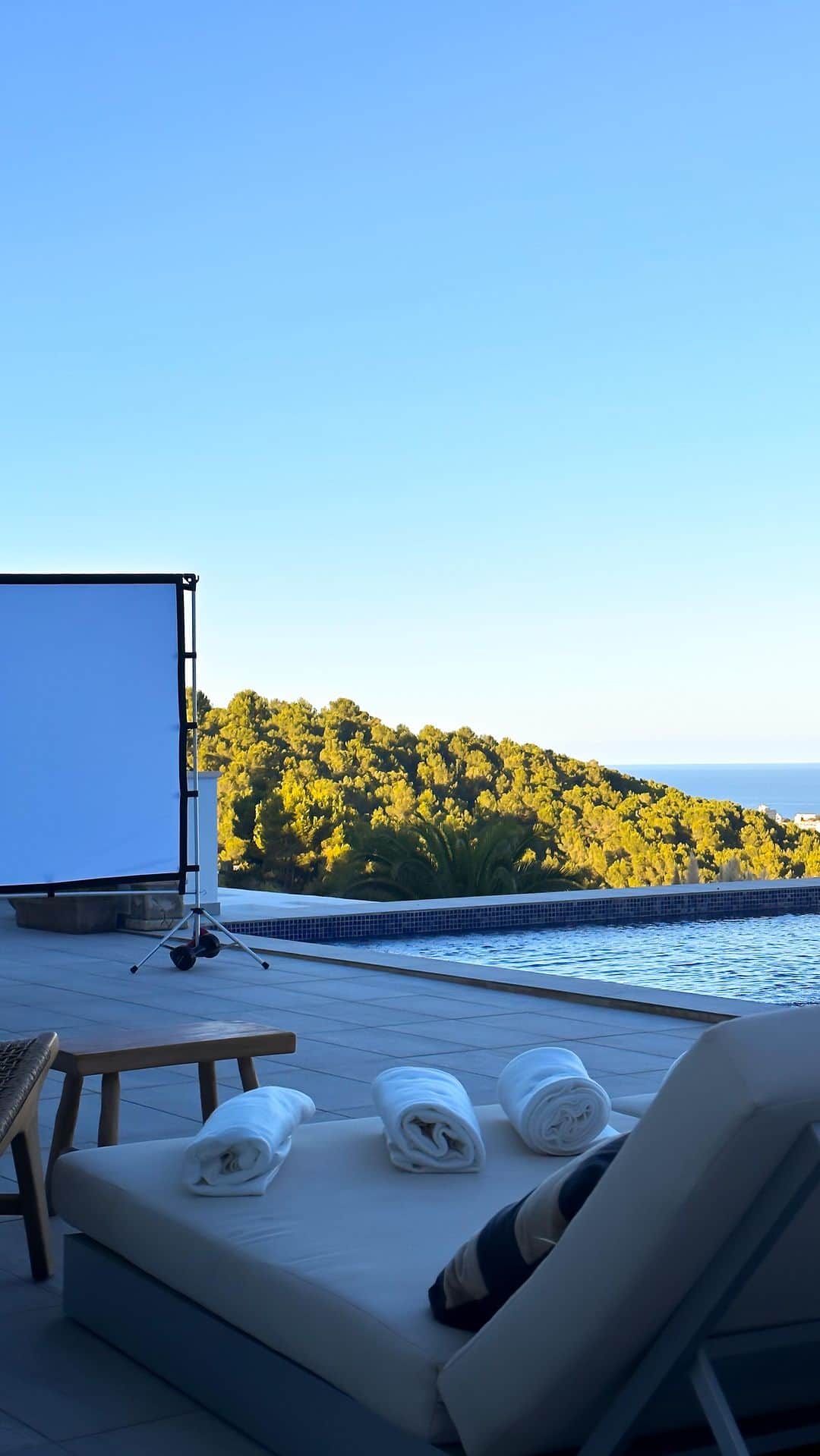 のインスタグラム：「Quand tu organises une soirée cinéma en plein air surprise pour les enfants ✨   #outdoorcinema #cinema #surprise」