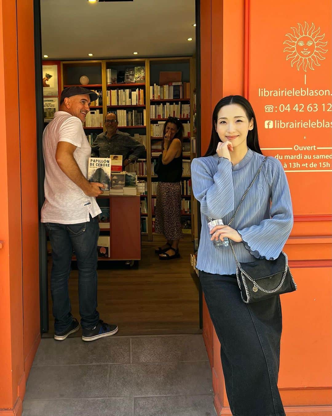 のインスタグラム：「プロヴァンスにて。 可愛い本屋さんある〜と思って写真撮ってたら、何やら見切れ狙いのムッシューが…笑 「実は僕ライターなんだ」と話しかけてくれたので、つたない英語でインスタのアカウントを押し売り！！ 一緒に撮った写真、載せてくれるのかなぁ〜楽しみだな〜。  #provance」