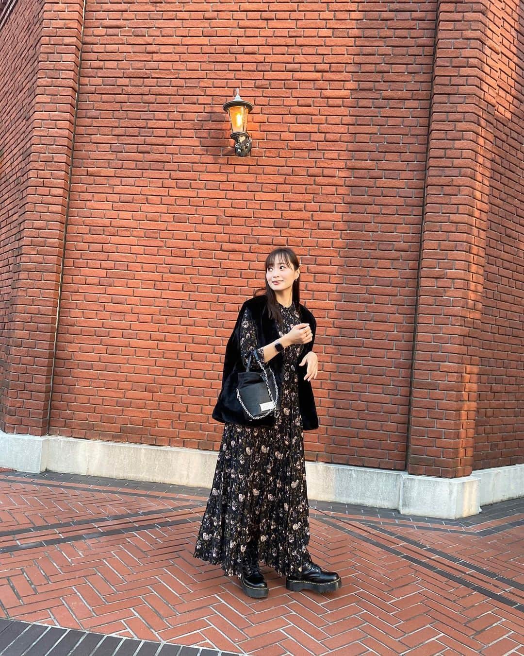 和田瞳のインスタグラム：「まっくろな日。  @melirich_official のファーベスト羽織るだけで秋っぽくなるから嬉しい🥸🖤  もう10月に入りましたね、今年もあと3ヶ月〜！  vest : #melirich #メリーリッチ dress : #ZARA boots : #drmartens  bag : #maisonmargiela」