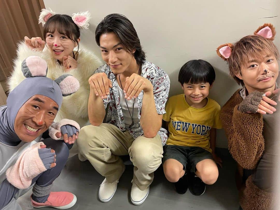 川本紗矢のインスタグラム：「💐  〈続・猫と犬と約束の燈〜宝物の手〜〉 千秋楽を迎えることができました！ 観劇して下さった皆さま 本当にありがとうございました🥹✨  #続猫犬2023 に出逢えて、 お届けできたこと、とても幸せです。😌 大切な宝物。優しさ。色々な想いが 観て下さった皆さまにも届いていたら 嬉しいです。☺️  本当にありがとうございました！🐱🐾」