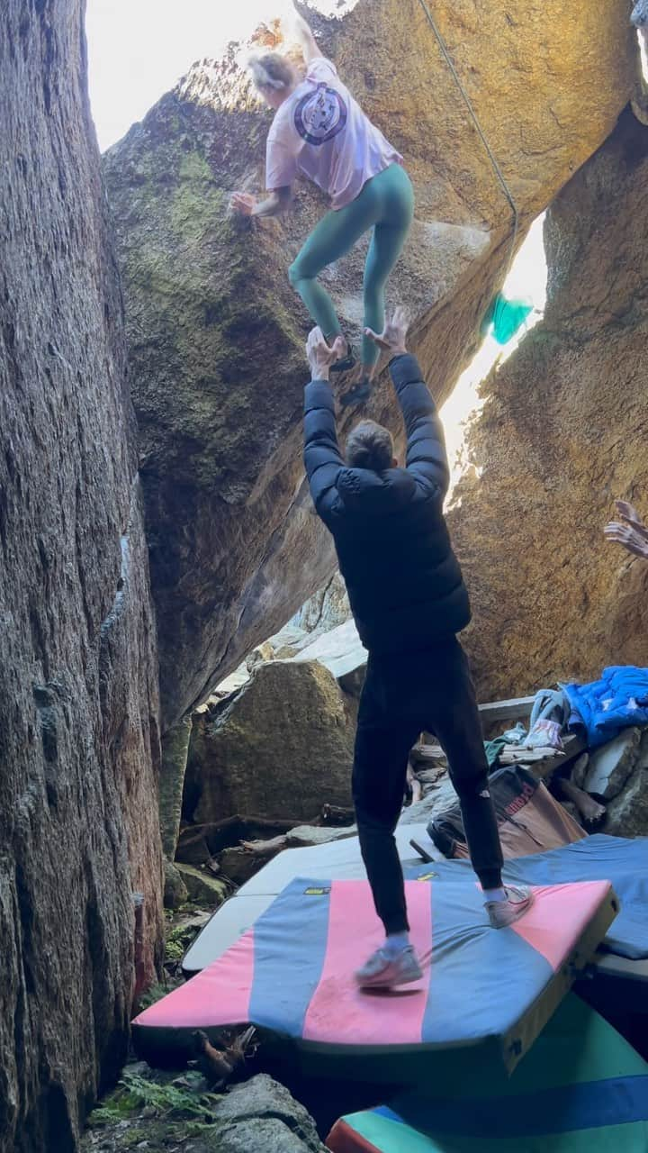 カロリーネ・ジンフーバーのインスタグラム：「here we go 🔥 crazy new beta for the beginning of ‚Diamond Nuts‘ & probably also a new beta for the upper part of ‚Diamantmine‘ 💭 btw, my spotter is super tall 🤪  @scarpa_at @frictionlabs @organicclimbing @belmezattitude @natureclimbing   #climbing #klettern #beta #bouldern #silvretta #bouldering」