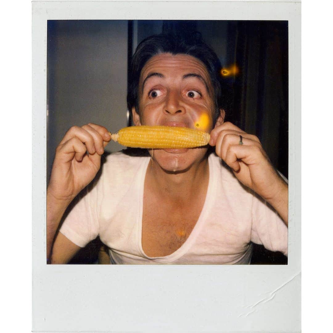 ポール・マッカートニーのインスタグラム：「Let’s all have a great veggie day 🌽 - Paul  📷 Polaroid by @lindamccartney」