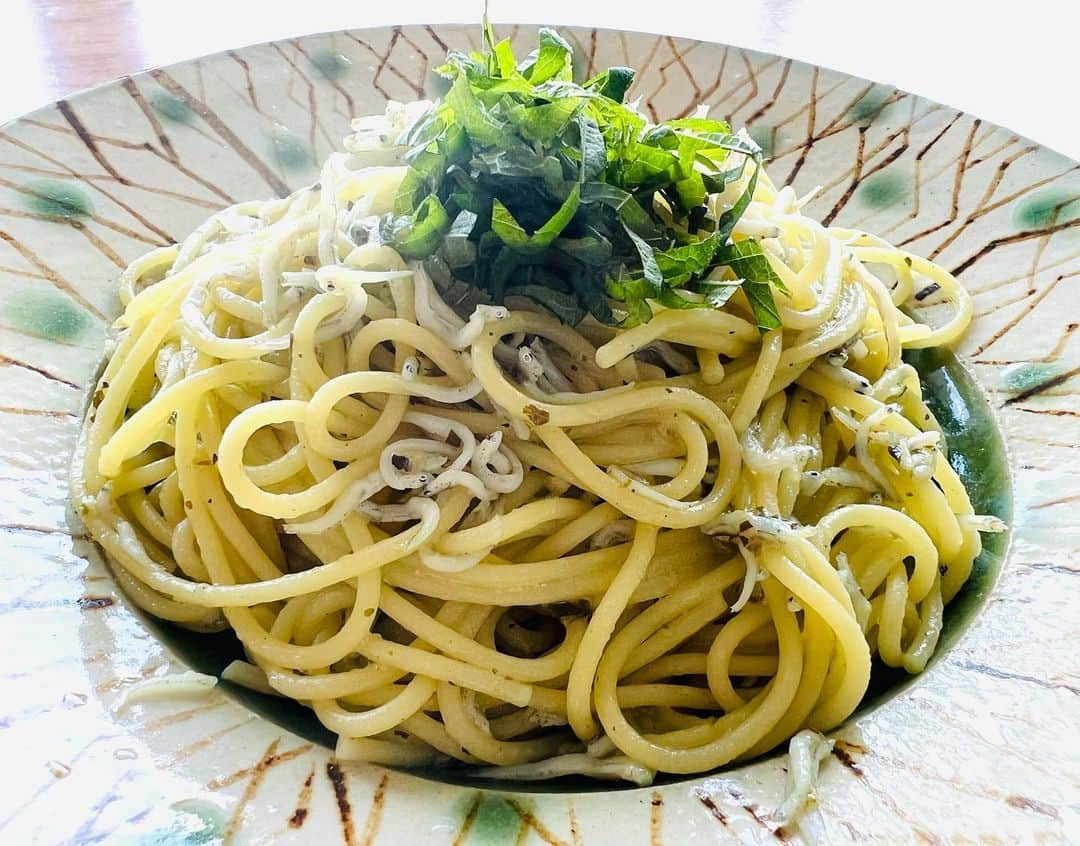 今井翼のインスタグラム：「簡単しらすのバジルスパゲッティ  ピエトロのおうちパスタ バジルソースとしらすを合わせた 爽やかな味わい。  #ピエトロ #おうちパスタ #バジル味 #しらす #粉チーズ #大葉 #簡単料理  #スパゲッティ今井」