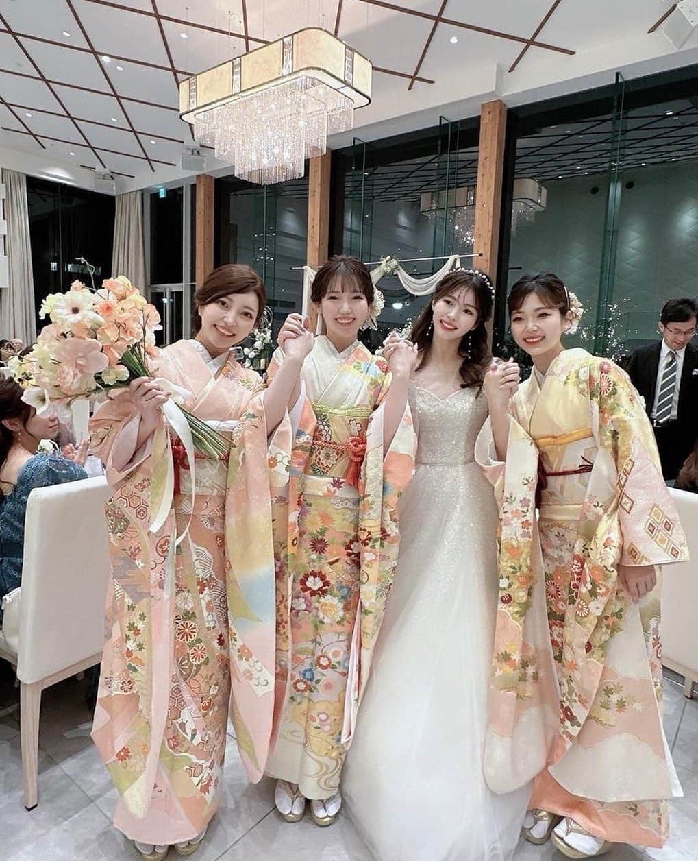 のインスタグラム：「結婚式で叶った仲良し四姉妹での退場シーン💘  色味を合わせた華やかなお着物で、お写真映えも抜群ですね📸  *…*…*…*…*…*…*…*…*…*…*…*… ⁡ 📷photo by @yuri_lalawedding さん  素敵なお写真ありがとうございました🙇‍♀️ ⁡ *…*…*…*…*…*…*…*…*…*…*…*… ⁡ 💎ハナユメに幸せをシェアしてね #ハナユメ を付けて投稿してくださった方はご紹介させていただくかも！@hanayume_wedding　フォロー・コメントお待ちしています🙌🏻💕 ⁡ 💎式場探しに迷ったらハナユメ♡ こんな素敵な結婚式をしたい！と思ったら、ハナユメにお任せ💛ハナユメウエディングデスクでアドバイザーに相談してみてね💁‍♀️💓投稿を保存して、アドバイザーに見せるとスムーズですよ✨ ⁡ 💎ハナユメが叶えたいこと 叶えたいのは「1組でも多くのカップル様に理想の結婚式のきっかけを」皆さまのお力になれるよう全力でサポートします🕊  #ハナユメ#披露宴演出#新婦退場#お色直し#新婦姉妹#結婚式演出」
