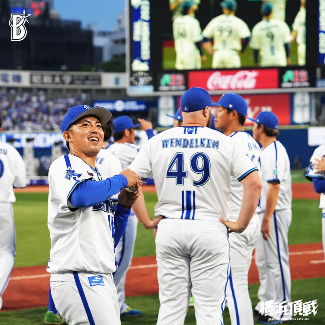 横浜DeNAベイスターズさんのインスタグラム写真 - (横浜DeNAベイスターズInstagram)「. FINAL CEREMONY 2023 本拠地最終戦試合終了後に最終戦セレモニーが行われました🎆  今シーズンを振り返るVTR、選手会長 #今永昇太 選手と #三浦大輔 監督による挨拶、花火の後にはグラウンドを一周し、たくさんのご声援をいただいたファンの皆様へご挨拶をしました。  今シーズンも横浜スタジアムにご来場いただきありがとうございました！ 残り1試合、負けられない試合をチーム一丸となって戦います。  引き続き応援よろしくお願いいたします！  #横浜頂戦  #baystars」10月1日 18時01分 - baystars_official