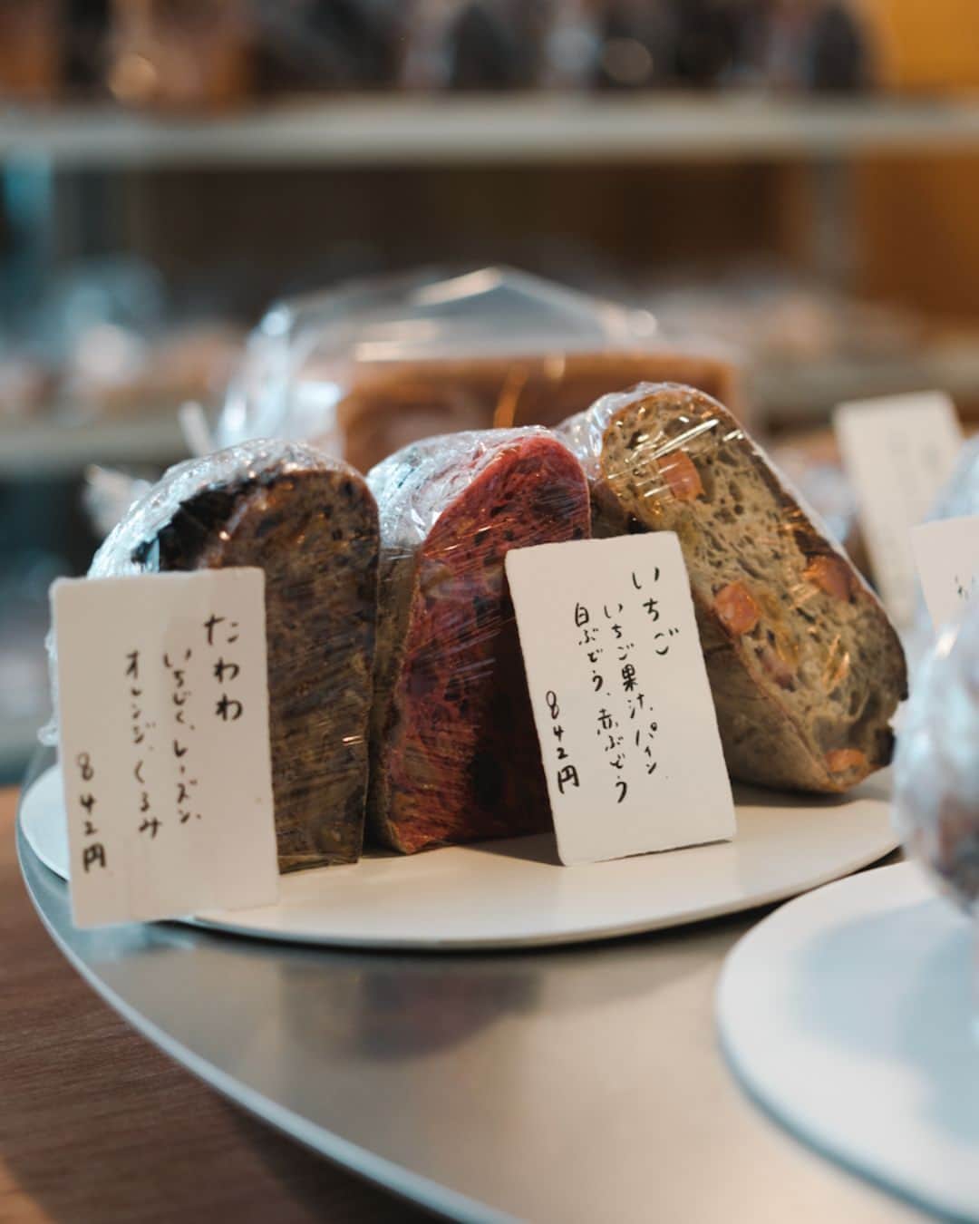 Hanako公式さんのインスタグラム写真 - (Hanako公式Instagram)「【発売中】Hanako「美味しいパンには、理由がある」キーワードは「発酵」。パンとは、発酵しているもの。生地を膨らませ、香りを豊かにする 酵母菌の作用だ。菌は生き物だから、人の思い通りにはいかないことも。だからこそ面白い、発酵に魅せられた職人たちの元へ。    👨‍🍳中村隆志シェフの次なるステップ。〈 しかたらむかな 〉で発酵中。  鮮烈なピンク色のパン「いちご」で業界に衝撃を与えた〈中村食糧〉が移転＆改名。中村シェフは、新天地・神楽坂で今まで以上にパン作りにのめり込んでいる。   📍〈しかたらむかな 〉 開店から13時までの来店はウェブでの予約が必須。13時以降は気軽に立ち寄れるが取り置きはできないため、目当てがあれば予約して行こう。 ■東京都新宿 区若宮町13-1 kif annex 101　 ■10：00 ～16：00　 ■火水休 @3ft.nakamura.official   詳しくは、発売中 Hanako「美味しいパンには、理由がある」 をチェック！  【Hanako1225号_「美味しいパンには、理由がある 」】 #Hanako#Hanakomagazine#パン好き#パン屋さん巡り#国産小麦#国産小麦パン#麹パン#サワードウ#サワードウブレッド#お惣菜パン#スイーツパン#パン飲み#パンマニア #しかたらむかな」10月1日 18時01分 - hanako_magazine