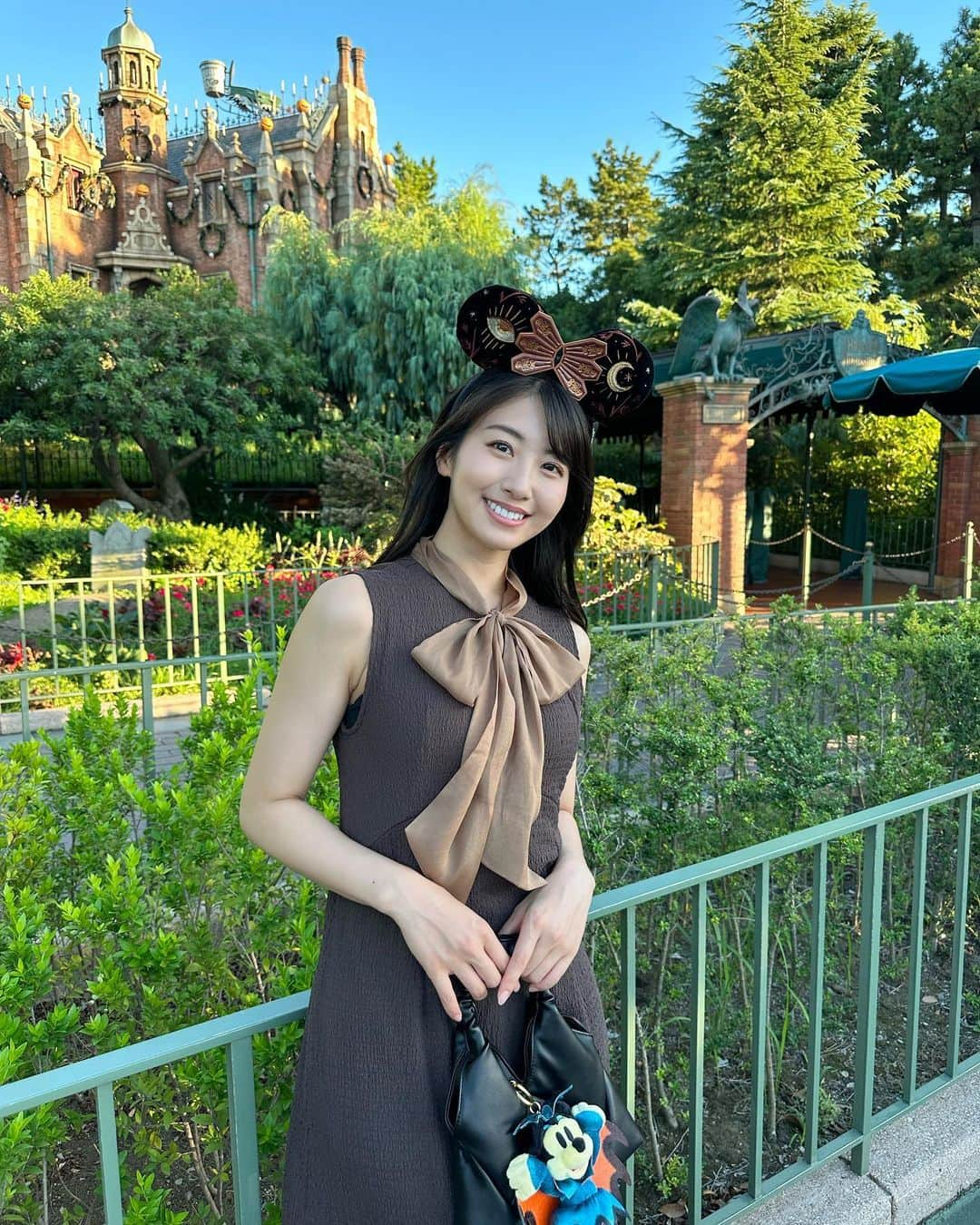 関根ささらさんのインスタグラム写真 - (関根ささらInstagram)「#disneylandresort で購入した #disneyhalloween の新作カチューシャ🔮🤎占い大好きなのでこのデザイン見つけた瞬間レジに向かってました、、、めちゃくちゃ可愛い🥹🥹🫶  #hocuspocus シリーズ♡♡♡ カチューシャ以外にもスピジャとかパーカーあって可愛かった🥹🤎 . . . . 海外で買ってきたカチューシャどちらもハロウィングッズだからどうしても #物撮り したくて撮ったのですが、この裏側がとても滑稽なので公開します、、、、世の #インスタグラマー はこんな感じで体張って撮影してるのでいいねやコメントなどめちゃくちゃ励みになってる！！よ！！ということだけこちらでお伝えさせていただきます。🥹🥹🫣 . . . . #hauntedmansion #thehauntedmansion #disneyears #disneyland #ディズニーカチューシャ #海外ディズニー #海外ディズニー好きな人と繋がりたい #anaheim #disneycaliforniaadventure #californiaadventure #disneycalifornia #halloween #ハロウィンディズニー #ディズニーハロウィン #ディズニーハロウィーン #Dハロ　#ディズニー写真部 #ディズニー写真 #disneyphoto #disneyphotography #disneygram #ディズニーグラム」10月1日 18時05分 - sasarasekine