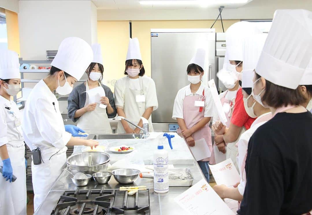 神戸製菓専門学校（公式）さんのインスタグラム写真 - (神戸製菓専門学校（公式）Instagram)「🌈大人気のＷ体験オープンキャンパスでした♪🌈  製菓分野と製パン分野を1日で体験して 進路選択もグッと進む人気のＷ体験❗️  オリジナルピザとショートケーキを 体験していただきました😊  神戸製菓のアットホームな雰囲気や カリキュラムを気に入っていただけた方、  次回はがっつり洋菓子やパンを体験できる オープンキャンパスや学園祭でお待ちしています✨😊  次回のW体験オープンキャンパスは 11/12(日)13:00-16:30 です❗️😆 プロフィールのURLからご予約お待ちしております✨  #神戸製菓 #神戸製菓専門学校 #オープンキャンパス #🍰 #ショートケーキ #ピザ #🍕 #オーキャン #製菓 #製パン #製菓専門学校 #製パン専門学校 #1人1台 #一人一台 #一人一台実習 #1人1台実習 #神戸 #三ノ宮 #pattistagram2022」10月1日 18時07分 - kobeseika_info