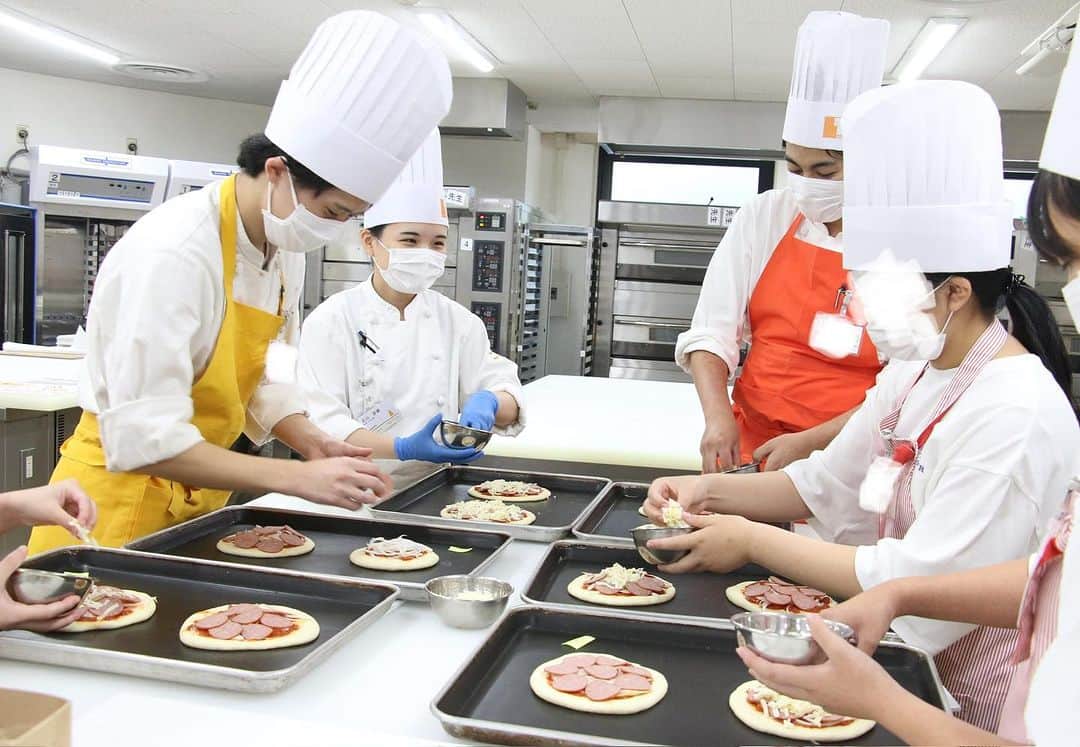 神戸製菓専門学校（公式）さんのインスタグラム写真 - (神戸製菓専門学校（公式）Instagram)「🌈大人気のＷ体験オープンキャンパスでした♪🌈  製菓分野と製パン分野を1日で体験して 進路選択もグッと進む人気のＷ体験❗️  オリジナルピザとショートケーキを 体験していただきました😊  神戸製菓のアットホームな雰囲気や カリキュラムを気に入っていただけた方、  次回はがっつり洋菓子やパンを体験できる オープンキャンパスや学園祭でお待ちしています✨😊  次回のW体験オープンキャンパスは 11/12(日)13:00-16:30 です❗️😆 プロフィールのURLからご予約お待ちしております✨  #神戸製菓 #神戸製菓専門学校 #オープンキャンパス #🍰 #ショートケーキ #ピザ #🍕 #オーキャン #製菓 #製パン #製菓専門学校 #製パン専門学校 #1人1台 #一人一台 #一人一台実習 #1人1台実習 #神戸 #三ノ宮 #pattistagram2022」10月1日 18時07分 - kobeseika_info