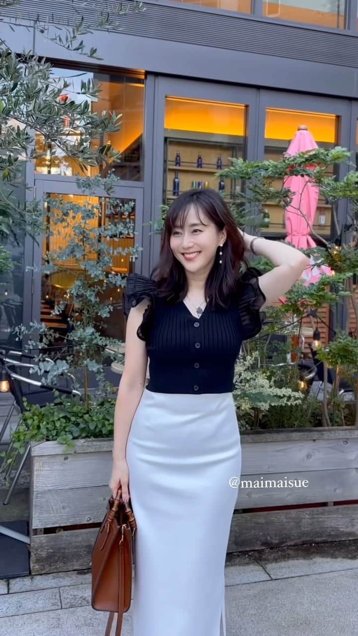 村上麻衣のインスタグラム：「Tops @snidel_official  Skirt @loungedress  Pamps @dianashoespress  Bag @gucci   短すぎたショート丈のトップスは、 ハイウエストのスカートと合わせれば おへそ出ることなく解決です🤭  10月に入ったけど、今日も暑くて汗かいてました😅 今月も宜しくお願いします。  #snidel #スナイデル #スナイデルコーデ #アラフォーコーデ #アラフォーファッション #今日のコーデ #fashion#スカート #今日のファッション」