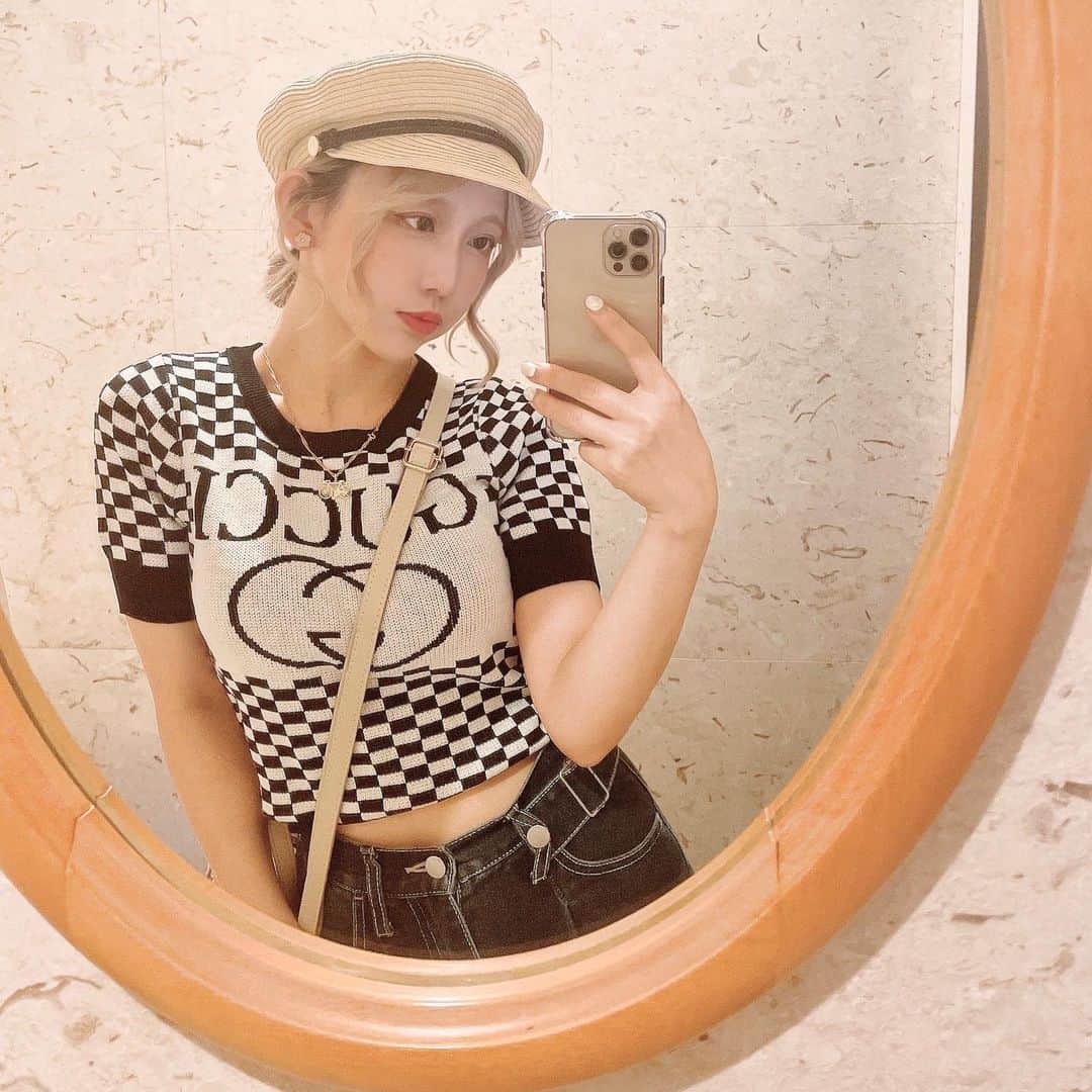 マリスのインスタグラム：「10月ハロ〜🍁 いま髪色が超絶プリンなので帽子は欠かせない🍮」