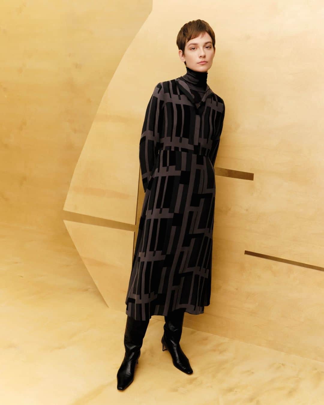 Marimekko Japanさんのインスタグラム写真 - (Marimekko JapanInstagram)「Attika(アッティカ)柄のとろみのあるワンピースは再生繊維キュプラ素材100%。柔らかく落ち感のある素材はマリメッコのお洋服でも人気の高い素材です。  #marimekko #marimekkofw23 #マリメッコ #マリメッコ愛 #北欧デザイン #フィンランド #フィンランドデザイン」10月1日 18時16分 - marimekkojapan