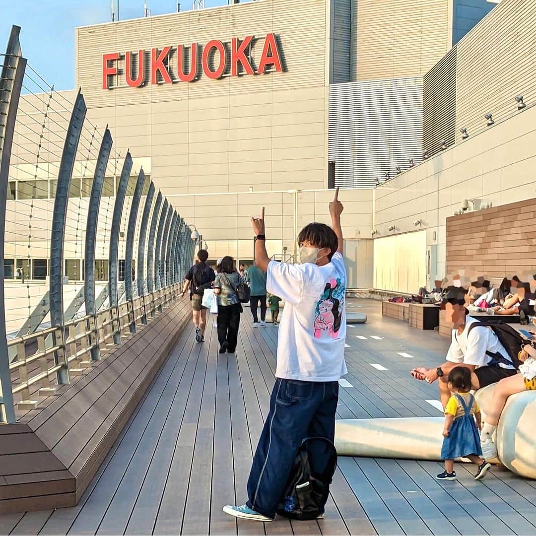 松丸亮吾のインスタグラム：「うおおおお！！ 来たぜ、大好きな #福岡 ！！！！！  #福岡空港 で写真も撮った！ 今日のシャツ、お気に入り🐈  #新宮町 でのトークショーも、めちゃくちゃ楽しかった〜！！」
