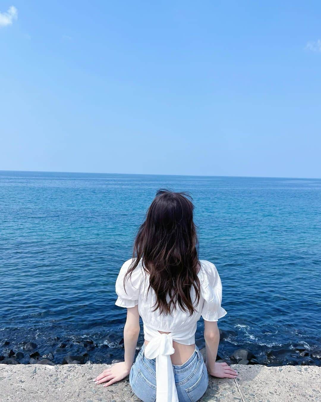 さぁやさんのインスタグラム写真 - (さぁやInstagram)「ほぼ後ろ姿やないかいシリーズ😂 眩しすぎて目開かない笑 ⁡ 糸島前にお仕事で行ったことあったんだけどね、今回の旅行は観光スポット巡りしたくて☺️ 暑かったけど楽しかったぁーー！ ⁡ ⁡ #糸島 #ヤシの木ブランコ #夫婦岩 #福岡旅行」10月1日 18時12分 - saaya831