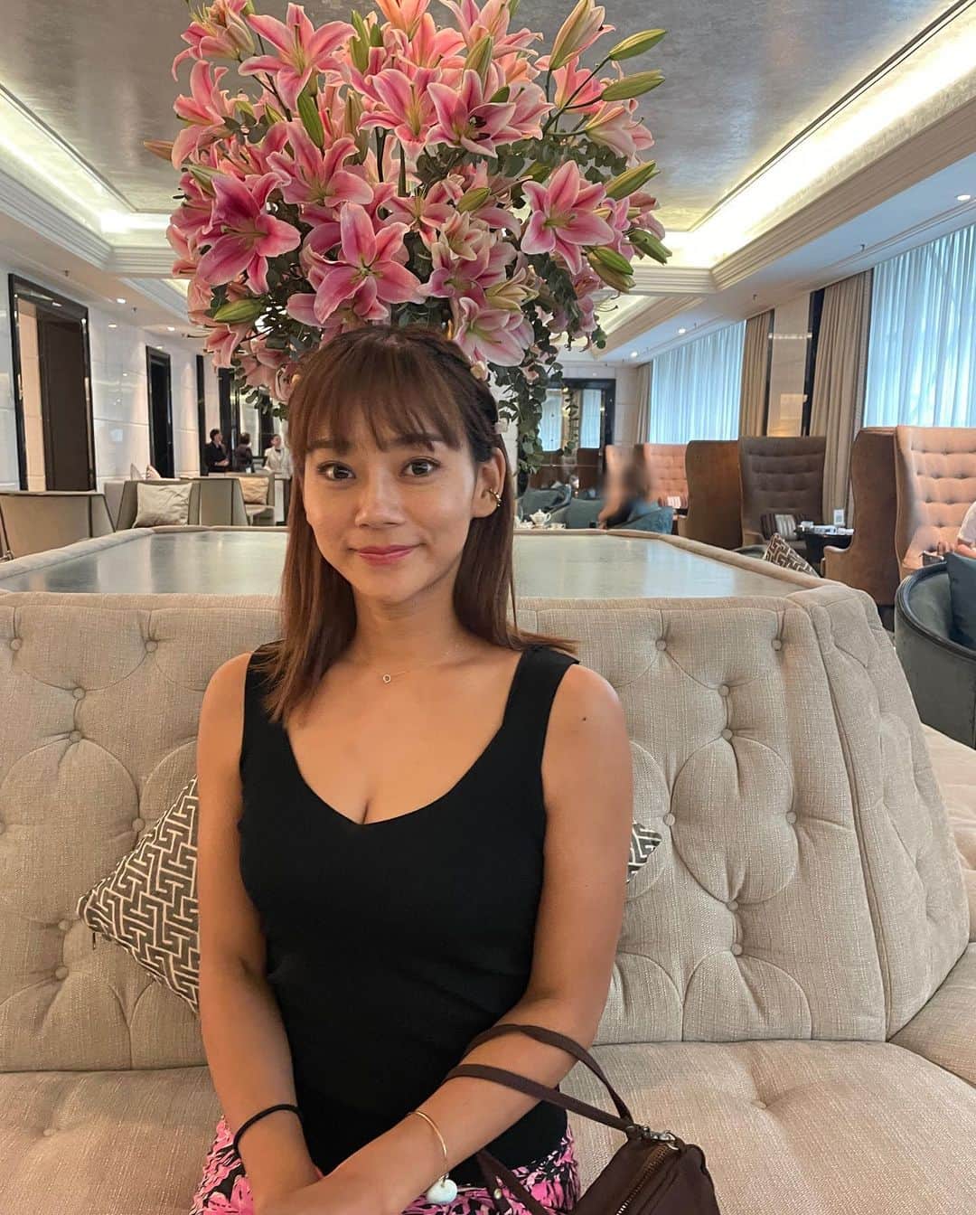 のインスタグラム：「🫖🏰🩷 #さ私服  I can't forget scones… I miss u 🥺I had a wonderful afternoon tea time!   スコーンってパサパサイメージしかなくて、あまり食べる事なかったのですが、ここのアフタヌーンティーでのスコーンは素晴らしく美味しすぎて忘れられない。🤫 生きてる間にまた行くと決めました🩷 足元はおしゃれなものを忘れました🩴スタイル🤫🤫笑」