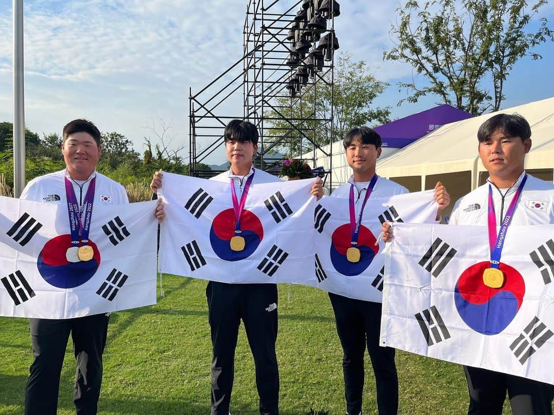 キム・シウさんのインスタグラム写真 - (キム・シウInstagram)「We did it !!!🥇응원해주신 모든분들께 감사합니다 덕분에 원하고원하던 금메달 딸수있었습니다! 🙏 너무 고생해주신 감독님 @dokeezzang 트레이너샘 @lee._sang 저희팀 @sungjaeim330 @woo_y_2 @ybj06_11 수고하셨습니다 🔥🔥」10月1日 18時13分 - siwookim_official