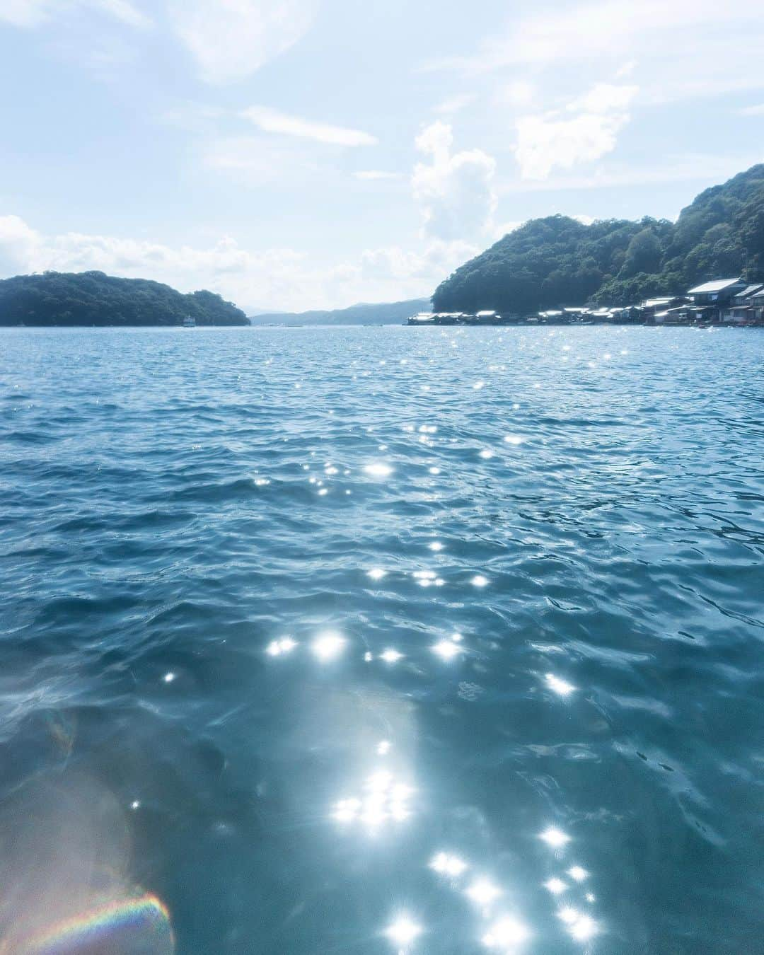 Marika Kajiwaraさんのインスタグラム写真 - (Marika KajiwaraInstagram)「伊根町へ🛳 ＊ 凄くのんびりしていて穏やかで 海が綺麗な街だった😌✨ 3,4枚目以外はZV-E10で撮ったよ📸 ＊ 船でカモメとトンビにご飯あげるの 凄く楽しかった🥺💗 ＊ ＊ ＊ #伊根町 #京都 #旅行 #女子旅 #タビジョ #trip #tabijyo #traveler #marika_trip #カメラ初心者 #ミラーレス一眼 #カメラ女子 #sony #sonyzve10 #sonyalpha」10月1日 18時13分 - marika__kw