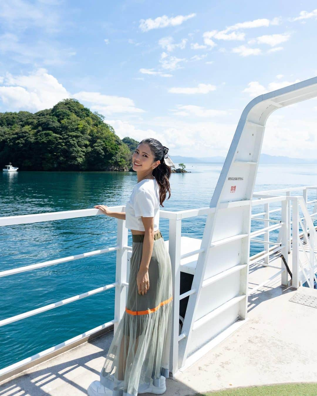 Marika Kajiwaraのインスタグラム：「伊根町へ🛳 ＊ 凄くのんびりしていて穏やかで 海が綺麗な街だった😌✨ 3,4枚目以外はZV-E10で撮ったよ📸 ＊ 船でカモメとトンビにご飯あげるの 凄く楽しかった🥺💗 ＊ ＊ ＊ #伊根町 #京都 #旅行 #女子旅 #タビジョ #trip #tabijyo #traveler #marika_trip #カメラ初心者 #ミラーレス一眼 #カメラ女子 #sony #sonyzve10 #sonyalpha」