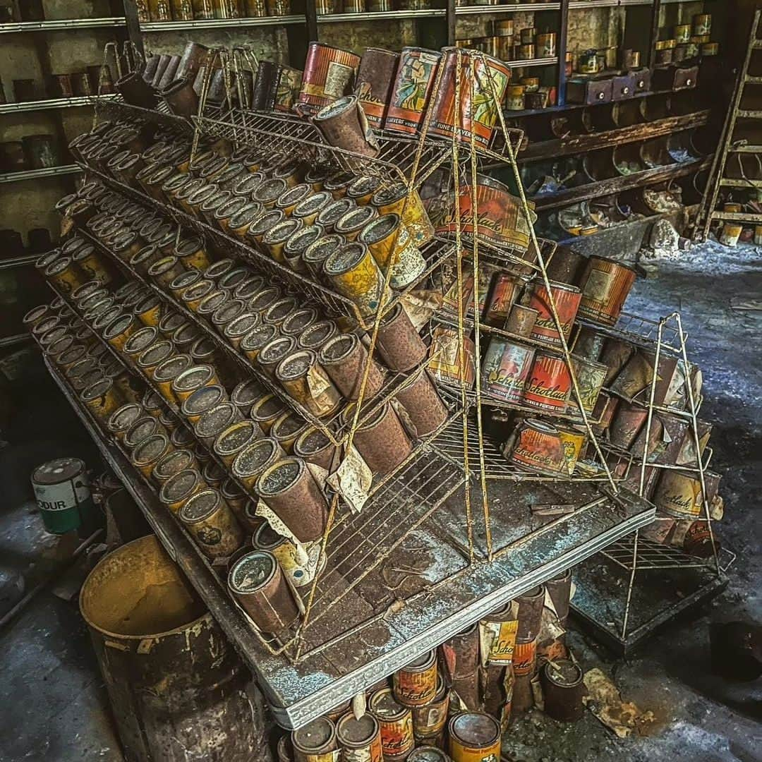 Abandoned Placesさんのインスタグラム写真 - (Abandoned PlacesInstagram)「@urbex_west Abandoned paint shop   Follow for more 🔥  #global_urbex  #urbexing  #abandoned_places  #verlasseneorte_deutschland  #verlassenegebäude  #lostplace  #urbexphoto  #abandoned_places  #urbanexplorations  #abandonedcars  #abandonedhouse  #urbex #lostplacesphotos  #abandonedbuilding  #lostplacesphotography  #lostplacegermany  #abandonedplacesgermany  #verlasseneorte  #ghostadventures  #verlassengelassen  #lostplaces #lostplacefotografie  #abandonedplaces  #abandonedbeauty  #lostplacesgermany #verlassen #urbexelitefb_memes」10月1日 18時13分 - itsabandoned