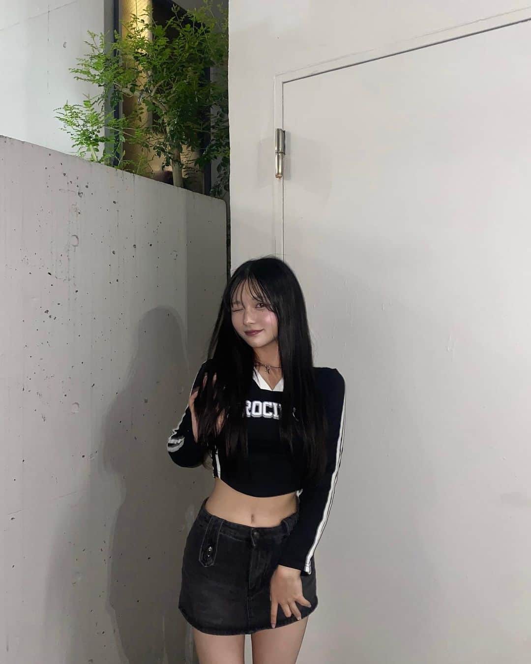 のインスタグラム：「. ⁡ この日ビジュ良かったぽくて たくさん褒めてもらえたの...🐈‍⬛🖤 ⁡ ⁡ ⁡ ⁡ ⁡ ＿＿＿＿＿＿＿＿＿＿＿＿＿＿＿＿＿＿＿＿＿＿ ⁡ #오오티디 #데일리룩 #韓国ファッション #y2k #newjeans #平成ギャル #韓国ギャル #韓国ヘア #ロングヘア #シールエクステ  #フルバング #シースルー前髪 #韓国前髪 #ヨシンモリ #巻き髪アレンジ #巻き髪 #アイドル #グラビアアイドル #グラビア #ユニフォームシャツ #ローウエストスカート」