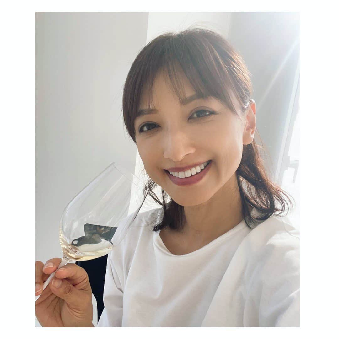 望月理恵さんのインスタグラム写真 - (望月理恵Instagram)「10月になりましたね。 ワイン飲みながら 宣伝していいですか？笑笑  今、望月理恵セレクトのワインが 発売されています。 まだまだ暑い日におすすめの 辛口すっきりワインもセレクトしてます。 とにかくお得で美味しいです😋  https://item.rakuten.co.jp/cellar/w1275/  そして今夜 BSジャパネクストで21時から 「ホトオープン」に出演してます❤️ ゴルフ姿を よかったらみてください。」10月1日 18時24分 - mochiee28