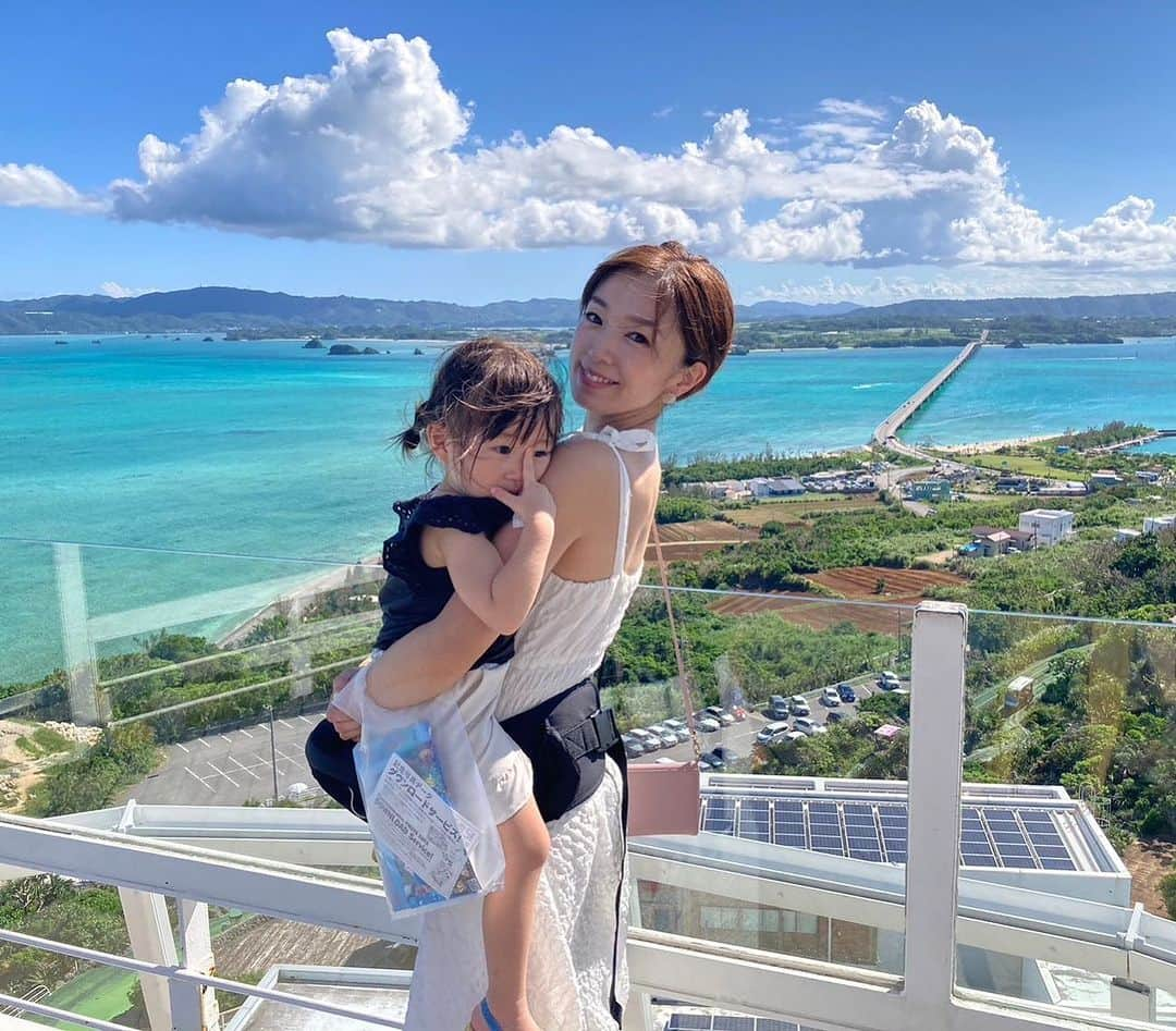 齊藤夢愛のインスタグラム：「大好きな古宇利島🏝️❤️ 娘と母と来られるなんて夢のようでした⭐️ 天気にも恵まれてサイコーだったなー🥺 . . #古宇利島 #古宇利島カフェ #恩納村グルメ #沖縄グルメ #親子旅」