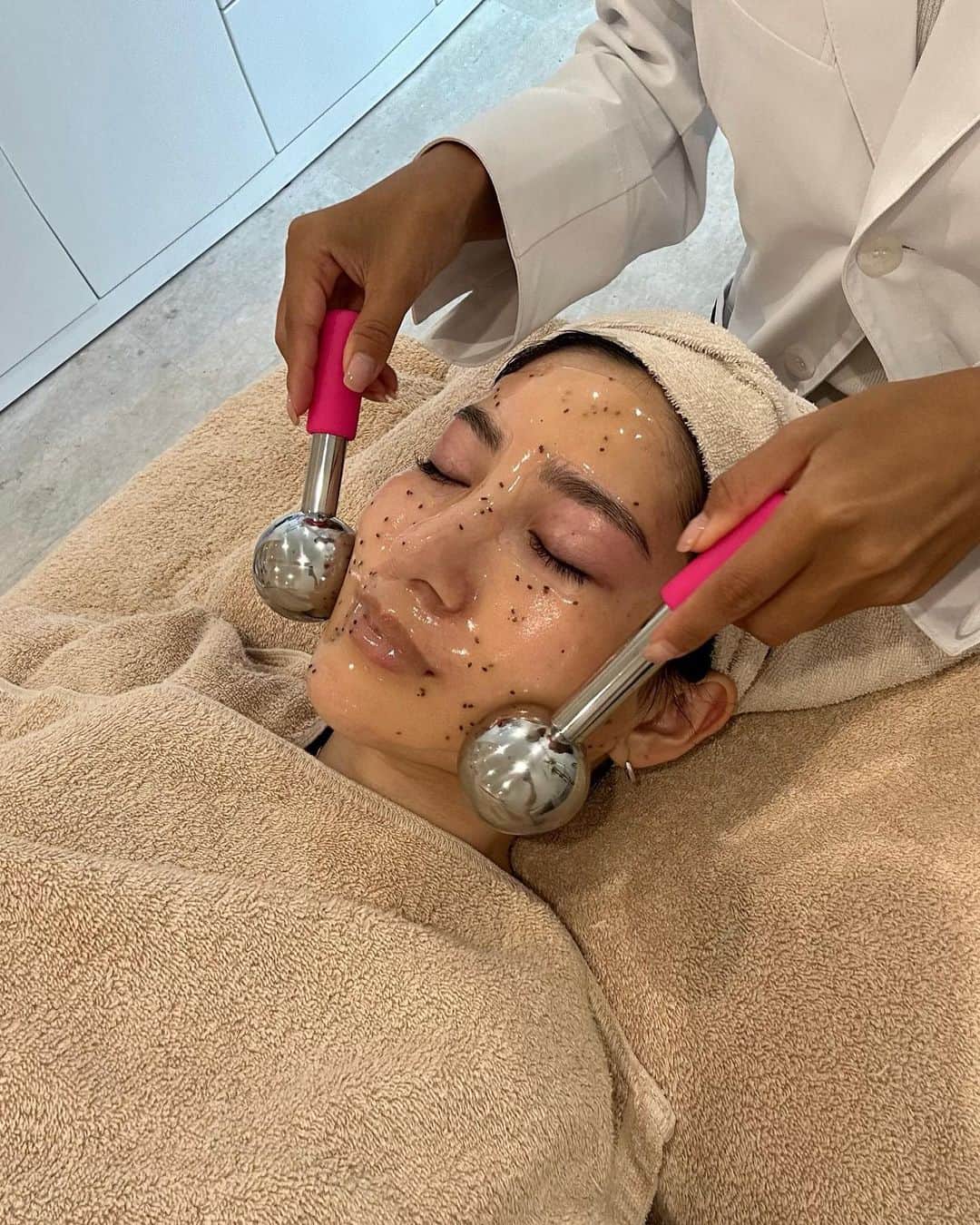 HARUEさんのインスタグラム写真 - (HARUEInstagram)「@salon_de_colorer 🫧  この日は眉毛とフェイシャルの同時ケアを🫶🏼  ▫︎ 艶肌wax +ハリウッドブロウリフト（同時施術） ▫︎ ハイドロジェリーマスク  ワックスからのジェリーマスクでお肌つるっつるに生き返った、、🥹✨  個人サロンだから子連れもｏｋだし、HBLを同時施術できるのも嬉しい♡  次回はJET PEEL楽しみだな💉🫧  「私のインスタを見た」とお伝え頂くと10%OFFになるのでぜひ☺️🤍」10月1日 18時16分 - harue0104