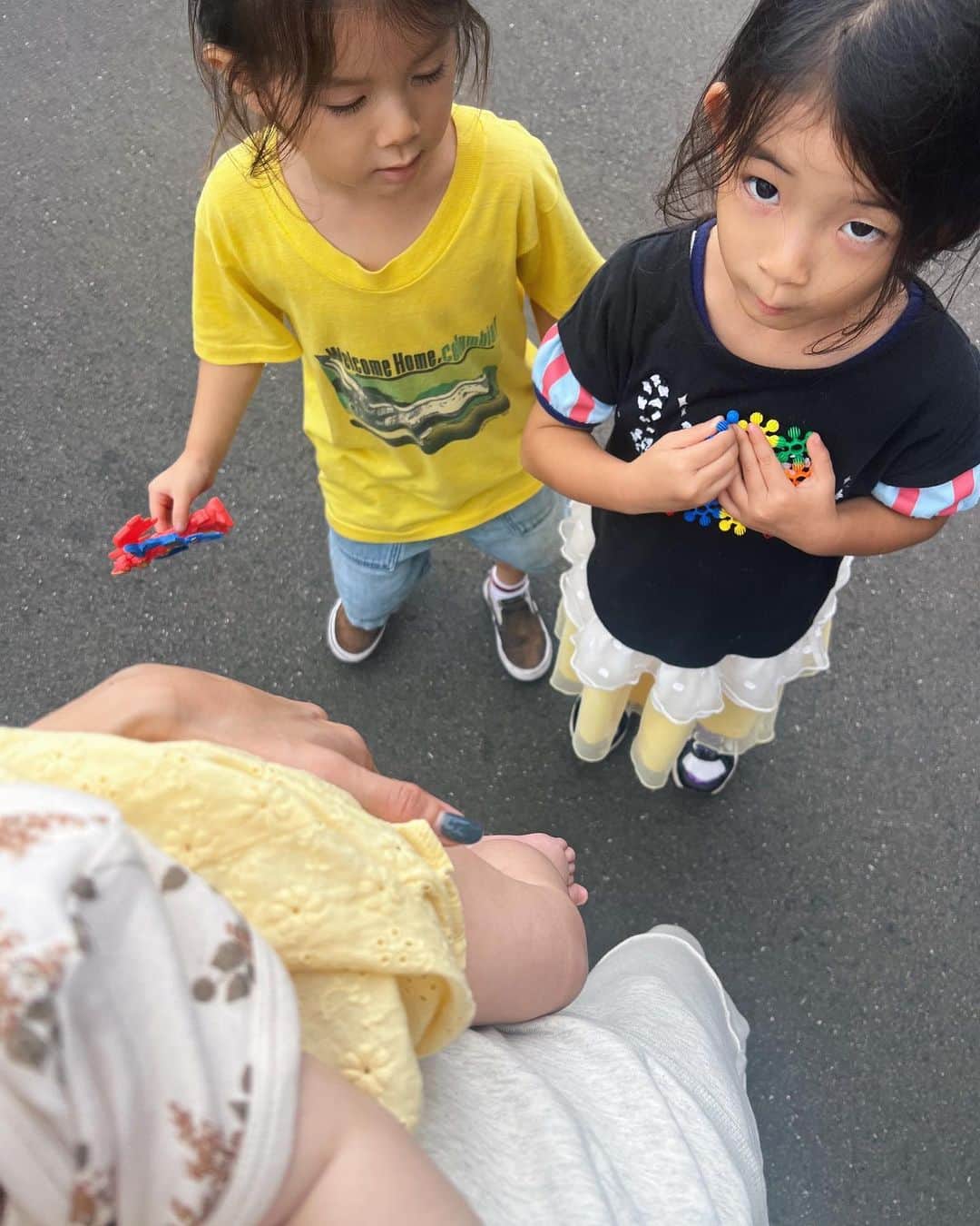 岩本ライラさんのインスタグラム写真 - (岩本ライラInstagram)「今日のこどもたちテーマ黄色 私は @oenu.jp のスウェットセットアップ ぜんぶカップ付き！ 女性には楽でいてほしいリラックスできる素敵なコンセプトのブランド🌱 抱っこ紐も大変可愛い @artipoppe   ５人家族の食料の消費がすごいぜ コストコありがとう  #三人兄弟 #5人家族」10月1日 18時18分 - lylaa05