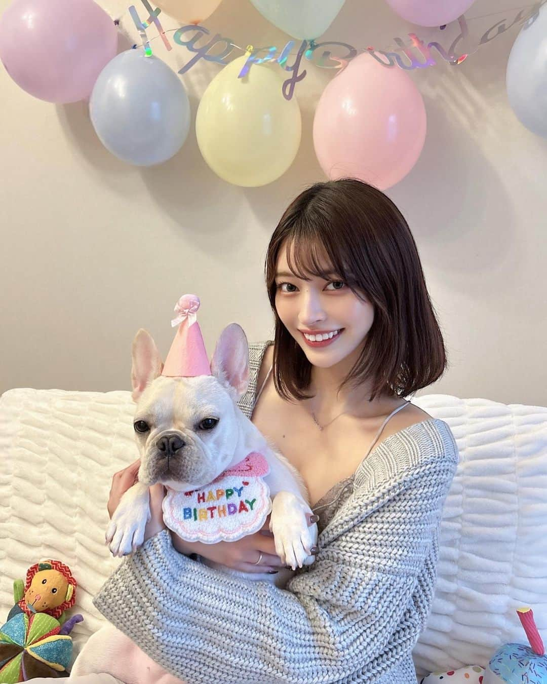 ミナのインスタグラム：「こまちゃん 1歳のお誕生日おめでとう‪‪‪‪❤︎‬ これからもずっと一緒だよ😳✨ (写真に付き合ってくれてる感半端なくて可愛い)」