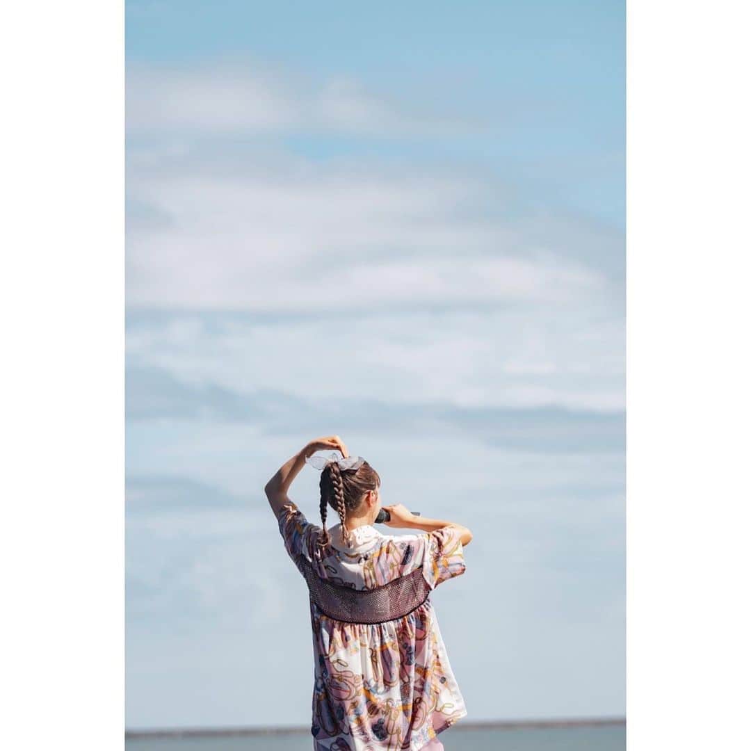 asmiさんのインスタグラム写真 - (asmiInstagram)「昨日の大洗海上花火大会でのライブ🪼 綺麗な空と海がサイコーに心地よかった🪽 来てくれたみんなもありがとうございました🩵 これで夏、しまったなあ☁️また来年！  photo by @ninjajon」10月1日 18時21分 - asmi__official