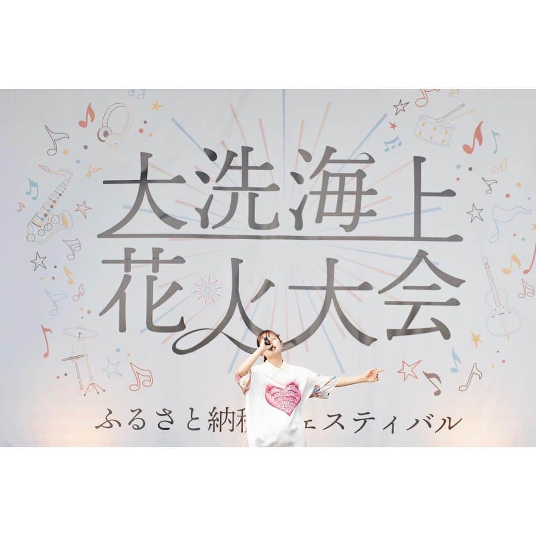 asmiさんのインスタグラム写真 - (asmiInstagram)「昨日の大洗海上花火大会でのライブ🪼 綺麗な空と海がサイコーに心地よかった🪽 来てくれたみんなもありがとうございました🩵 これで夏、しまったなあ☁️また来年！  photo by @ninjajon」10月1日 18時21分 - asmi__official