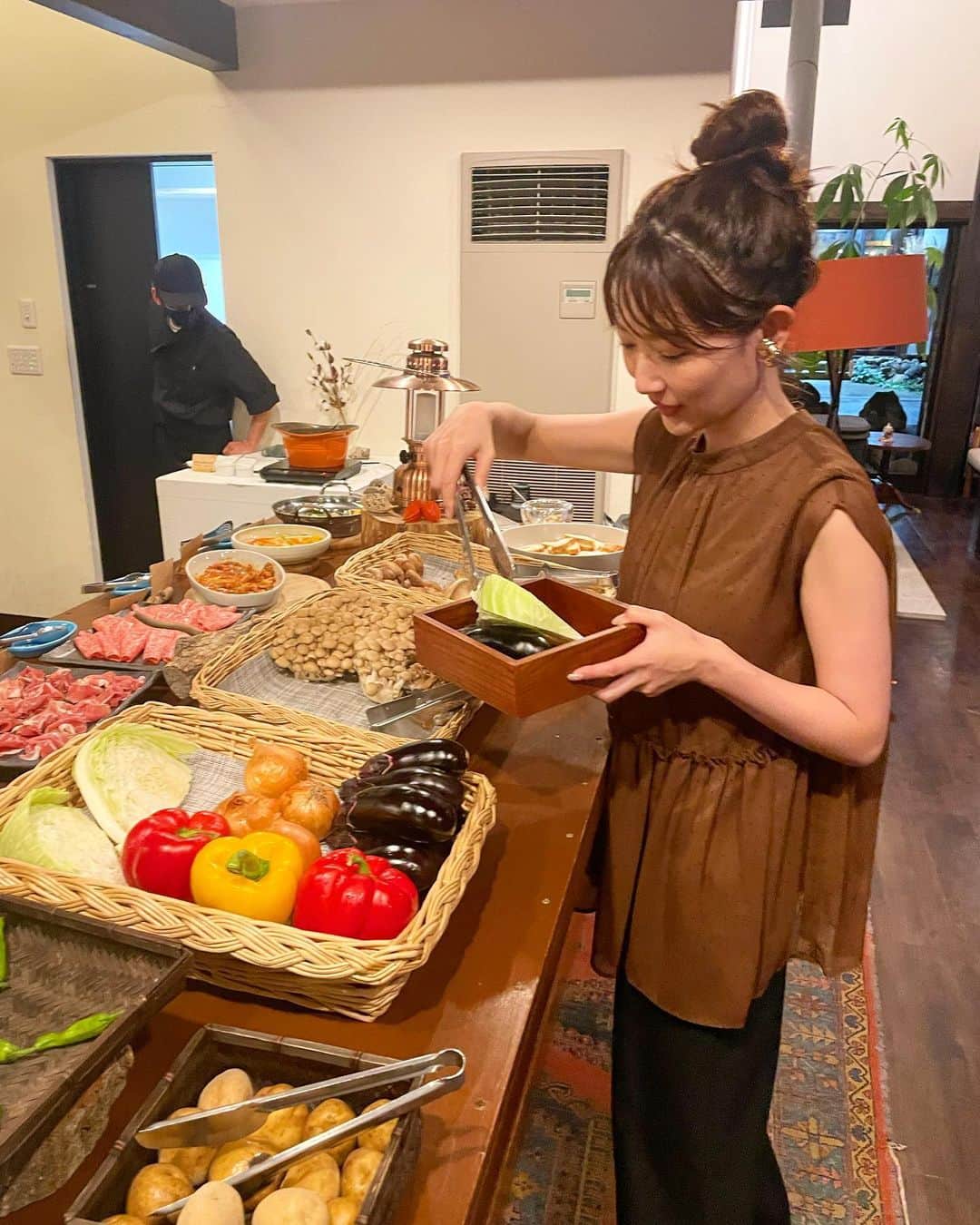 梅野舞さんのインスタグラム写真 - (梅野舞Instagram)「人生初の★グランピング★体験🫶  一度は経験してみたかった♬  今年はBBQもできなかったので 嬉しい✨✨ お野菜、きのこ、チキン、サーモン などなど たくさん堪能😙  自然に囲まれた空間 心地よい💕💕  #グランピング#グランピングヴィラ#河口湖#bbq #楽しい思い出#たくさん食べて#自然#自然に囲まれて#dinner#instagram#instagood#instagramjapan」10月1日 18時22分 - mai.umeno