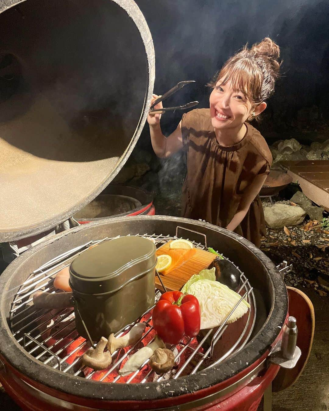 梅野舞のインスタグラム：「人生初の★グランピング★体験🫶  一度は経験してみたかった♬  今年はBBQもできなかったので 嬉しい✨✨ お野菜、きのこ、チキン、サーモン などなど たくさん堪能😙  自然に囲まれた空間 心地よい💕💕  #グランピング#グランピングヴィラ#河口湖#bbq #楽しい思い出#たくさん食べて#自然#自然に囲まれて#dinner#instagram#instagood#instagramjapan」