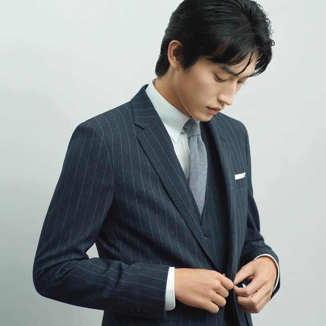 のインスタグラム：「SELECT YOUR STYLE AI SPEED ORDER 10Minutes, 10Fabrics, 10Days 最先端のAI画像採寸技術を用いた スピーディーなオーダーサービスも好評。 画像採寸10分、数多くの生地から厳選した10種類の生地、最短仕上げ10日という手軽さが魅力です。 感じてもらいたいのは、既製品をアレンジするという感覚。 ジャケットの丈を長くしたり、 ボタンやポケットの仕様を替えてみたり。 既製品と同じ生地である軽やかな4S素材を6種類、 クラシックな定番無地を3種類、 フォーマルなブラックを1種類、 計10種類の生地をわかりやすく展開。 より直感的に生地やサイズ、仕様を選べます。 手軽に手に入る既製品か、 自分らしさが手に入るオーダーメイドか。 ワークウェアを楽しんでいただくために、 豊富な選択肢を用意しています。 ・ SUIT ¥42,900  SHIRT ¥5,390  TIE ¥6,490  CHIEF ¥3,190 (すべて税込)  ・ ・ ・ #suit #スーツ #suitselect #スーツセレクト #スーツのある日常 #スーツスタイル #杉野遥亮 ・ #ビジネス #メンズ #メンズファッション #メンズコーデ #秋冬 #新作 #オーダー #オーダースーツ ・ #business #fashion #ootd #outfit #mens #mensfashion #menscode #2023 #2023AW #autumn #winter #newnormal #newarrival #order #ordersuit」