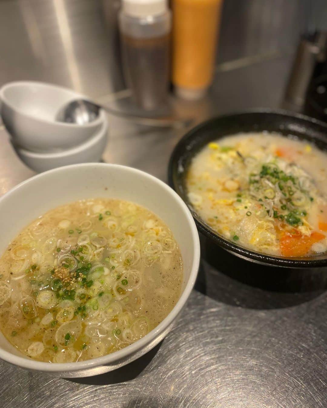 にゃんさんゴルフさんのインスタグラム写真 - (にゃんさんゴルフInstagram)「炭火焼ホルモンぐう池袋はなれ 🍖  カウンター席で焼肉😘 キャベツとネギが0円で食べ放題なのめちゃ良かった！🤣👏 キャベツ用のドレッシングも コチュジャン・ごましょうゆと2種類あって美味しくて たくさんおかわりしたw🥬  にんにくのナムルは、においがないから どんどん食べれた😍  浅漬のキムチはシャキシャキでしたっ🤟  #PR #炭火焼ホルモンぐう池袋はなれ #池袋ホルモン #池袋グルメ #池袋焼肉 #池袋ディナー」10月1日 18時27分 - miiiii0228