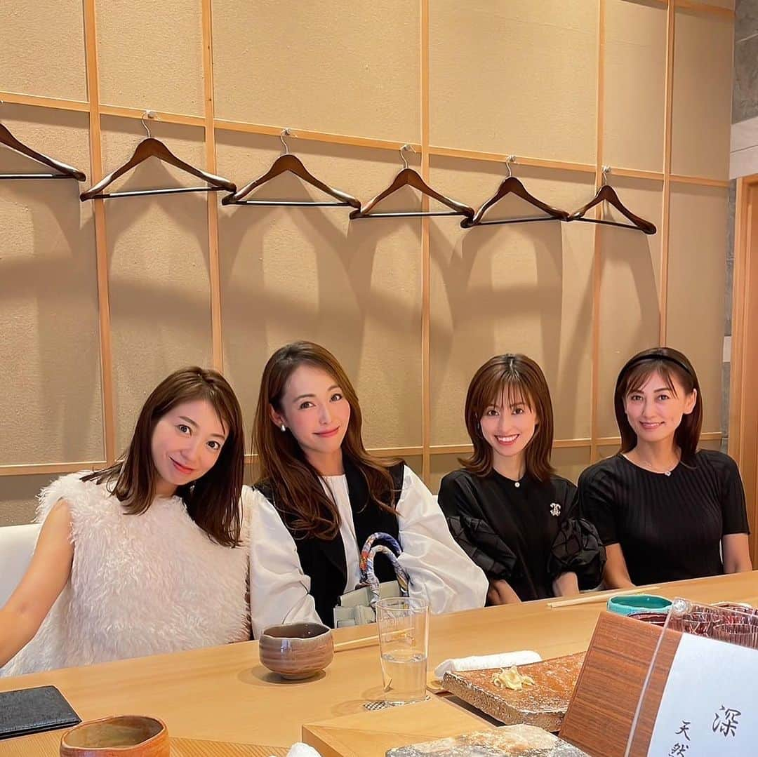 澤野井香里さんのインスタグラム写真 - (澤野井香里Instagram)「楽しみにしてたお寿司ランチ会🍣♡ #寿司藤やま @sushi__fujiyama   角のカウンターで話しやすくて、ゆっくりできた🥰 10代の頃からのメンバーが、今は子供の話メインで不思議な感じ＾＾  豊洲から仕入れた赤酢の本格江戸前寿司で、ひらめの縁側に青森 深浦143kgのまぐろ🐟、しまあじ、瀬戸内の天然真鯛レモン絞り🍋、和歌山のカツオ、長崎五島列島いさきのかぼす絞り、梅の香りを纏ったカンパチ、、、、etc  ランチタイムも本格的なお寿司を味わえて、個室は子供OKみたい🤭  📍 #寿司藤やま 大阪市中央区平野町4-2-3 オービック御堂筋ビル 1F ☎︎ 050-3172-2990  #ks_23✨ #ks_osaka✨ #大阪 #淀屋橋 #大阪ランチ #大阪グルメ#大阪寿司 #関西ママ #京都ママ #男の子ママ #女の子ママ #小学生ママ #ママライフ」10月1日 18時28分 - kaori_sawanoi