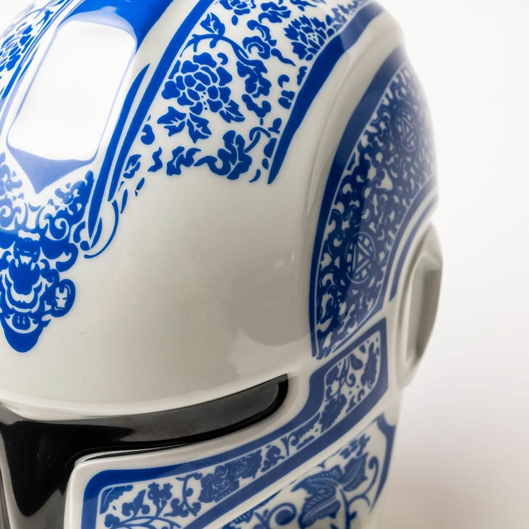 HYPEBEASTさんのインスタグラム写真 - (HYPEBEASTInstagram)「The Mandalorian and Iron Man collide in this unique porcelain display by @discommon.⁠ ⁠ Crafted at one of China’s oldest porcelain factories, the sculpture arrives in full-size. It’s worth noting that the brand shared “We do NOT recommend putting it on without a nearby hammer to smash it off.” Its intricate detailing combines a white base with blue artwork that reaches across the piece as the “T”-shaped visor appears with a sharp all-black finish.⁠ ⁠ The offering is currently available now via Discommon for $750 USD. ⁠ Photo: Discommon」10月1日 18時30分 - hypebeast