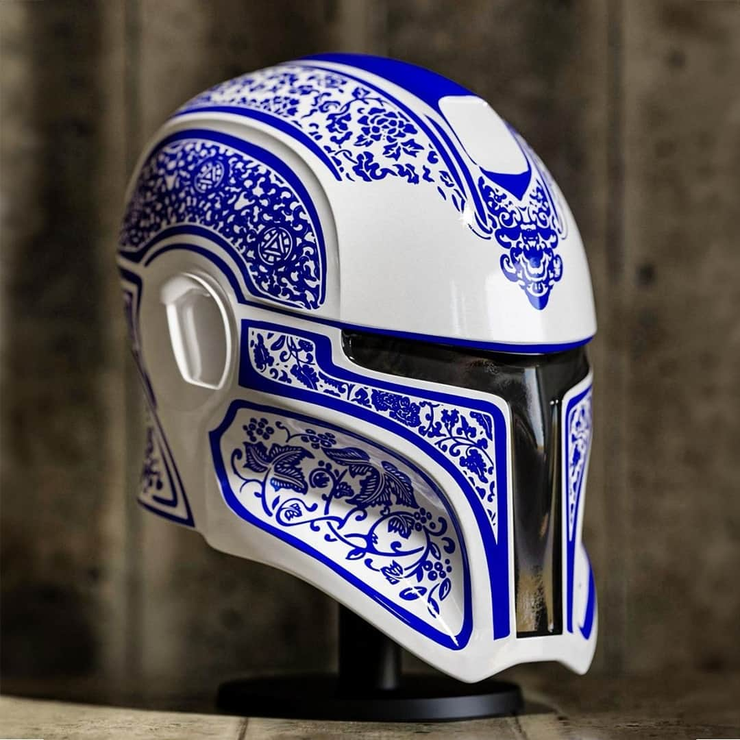 HYPEBEASTさんのインスタグラム写真 - (HYPEBEASTInstagram)「The Mandalorian and Iron Man collide in this unique porcelain display by @discommon.⁠ ⁠ Crafted at one of China’s oldest porcelain factories, the sculpture arrives in full-size. It’s worth noting that the brand shared “We do NOT recommend putting it on without a nearby hammer to smash it off.” Its intricate detailing combines a white base with blue artwork that reaches across the piece as the “T”-shaped visor appears with a sharp all-black finish.⁠ ⁠ The offering is currently available now via Discommon for $750 USD. ⁠ Photo: Discommon」10月1日 18時30分 - hypebeast