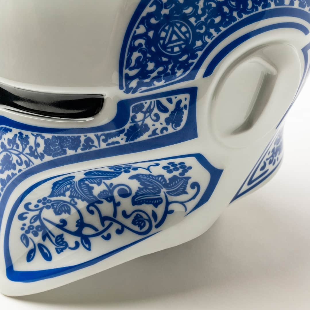 HYPEBEASTさんのインスタグラム写真 - (HYPEBEASTInstagram)「The Mandalorian and Iron Man collide in this unique porcelain display by @discommon.⁠ ⁠ Crafted at one of China’s oldest porcelain factories, the sculpture arrives in full-size. It’s worth noting that the brand shared “We do NOT recommend putting it on without a nearby hammer to smash it off.” Its intricate detailing combines a white base with blue artwork that reaches across the piece as the “T”-shaped visor appears with a sharp all-black finish.⁠ ⁠ The offering is currently available now via Discommon for $750 USD. ⁠ Photo: Discommon」10月1日 18時30分 - hypebeast