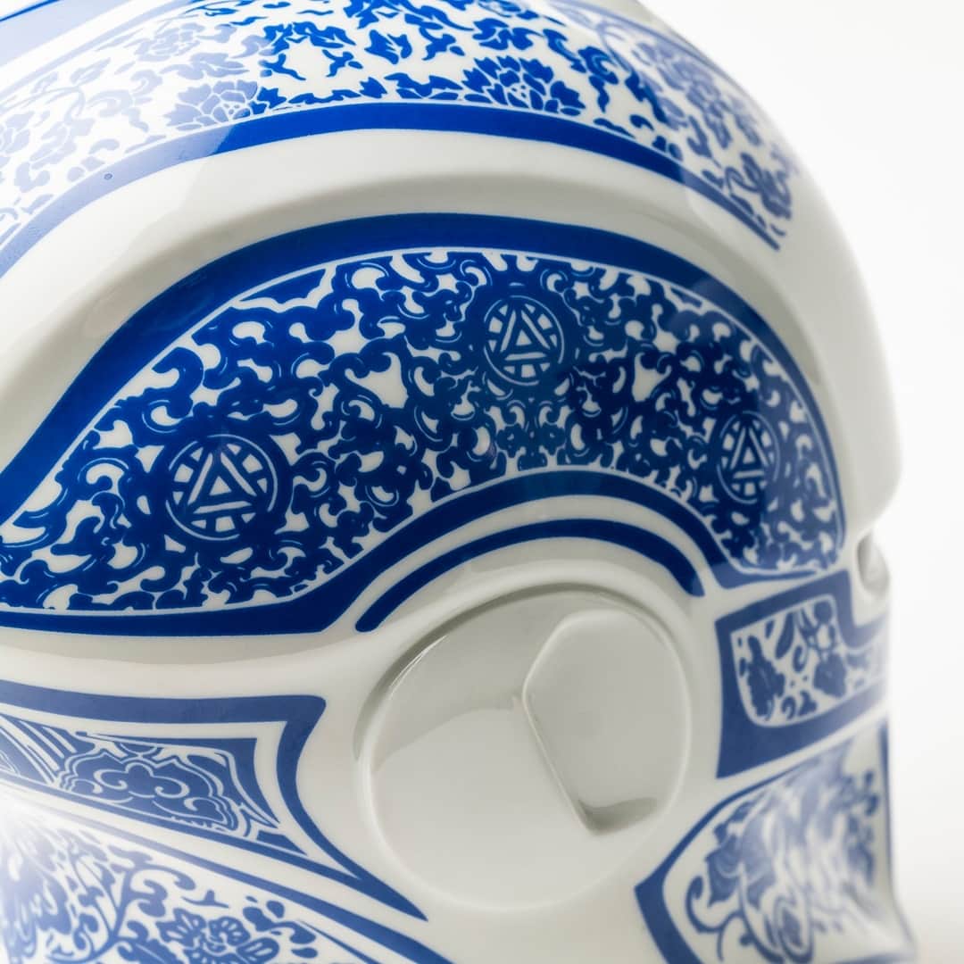 HYPEBEASTさんのインスタグラム写真 - (HYPEBEASTInstagram)「The Mandalorian and Iron Man collide in this unique porcelain display by @discommon.⁠ ⁠ Crafted at one of China’s oldest porcelain factories, the sculpture arrives in full-size. It’s worth noting that the brand shared “We do NOT recommend putting it on without a nearby hammer to smash it off.” Its intricate detailing combines a white base with blue artwork that reaches across the piece as the “T”-shaped visor appears with a sharp all-black finish.⁠ ⁠ The offering is currently available now via Discommon for $750 USD. ⁠ Photo: Discommon」10月1日 18時30分 - hypebeast
