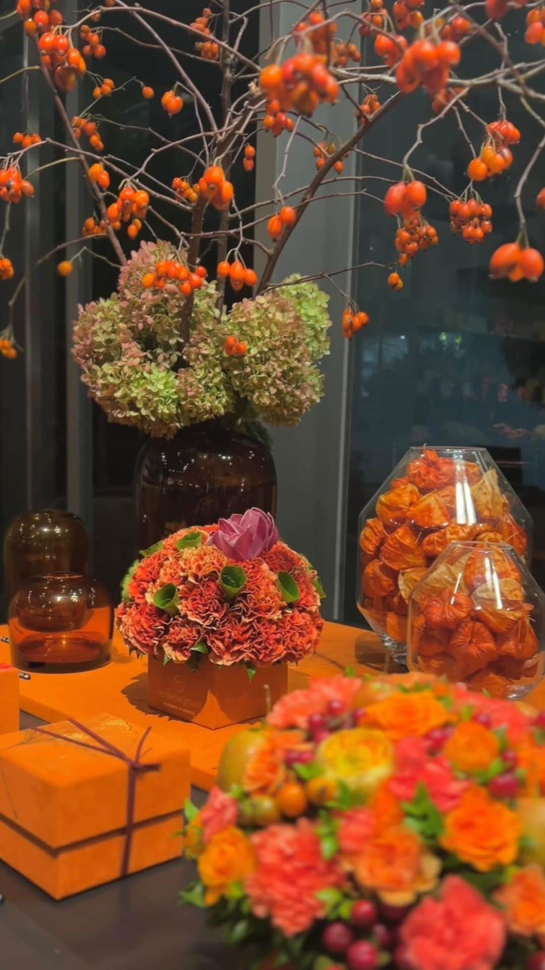 ニコライ・バーグマン・フラワーズ＆デザインのインスタグラム：「Nicolai Bergmann Flowers & Design Flagship Store in Minami-Aoyama, Tokyo. 🍂✨ Evenings here are a cozy symphony of floral elegance and seasonal warmth.   Make sure to come by and also have a drink at @nicolaibergmann_nomu 🍁  〒107-0062⁠ 東京都港区南青山5-7-2⁠ 10:00 – 19:00   . . . . . #nicolaibergmann #flowerdesign #ニコライバーグマン #フラワーデザイン #니콜라이버그만 #北欧デザイン #北欧インテリア」