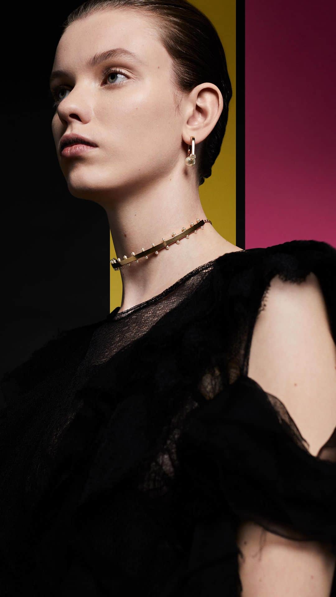 のインスタグラム：「”The lips, which are the focal point of this look, were given a ’bitten’ effect by emphasizing the deep colour applied where the upper and lower lips meet. I then blended outwards from the centre until I reached the natural shade of the lips at the outer edges.“ @PeterPhilipsMakeup   © @Dnl.Darmon   #DiorBeauty #DiorMakeup」