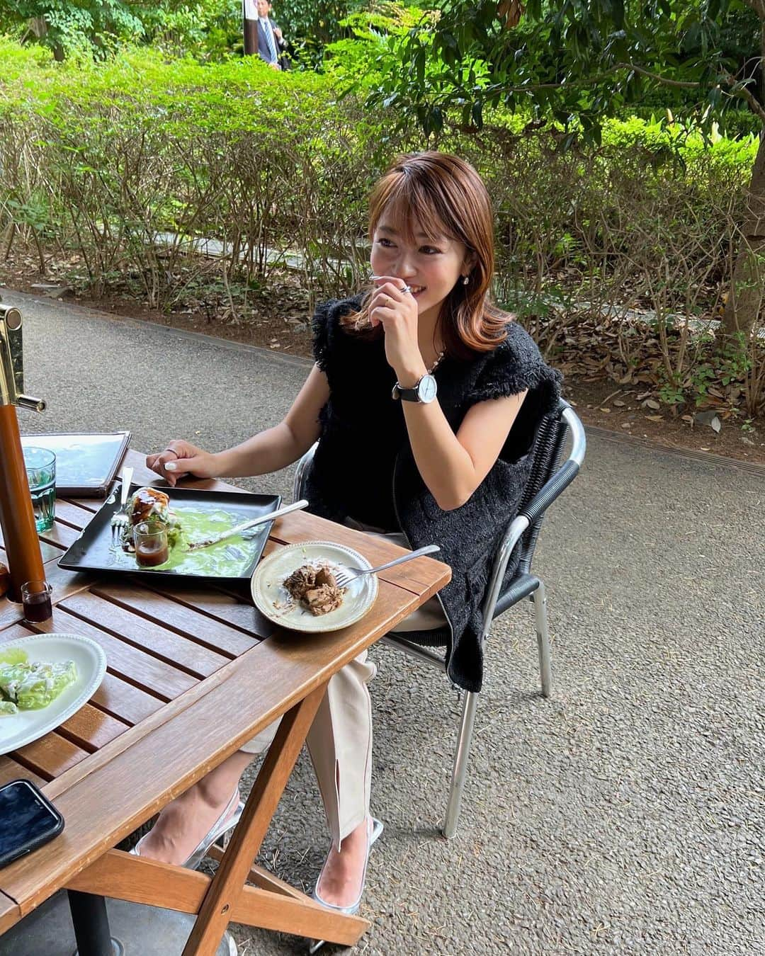 maricoのインスタグラム：「今日はまなみんとパンケーキを🥞 秋晴れでテラス席が気持ち良かった🍂🌰  gilet▶︎#emdot pants▶︎#reedit panp▶︎#zara bag▶︎#beautyandyouth   このツイードジレ春も秋も使えてたくさん着てる1着♡  #今日のコーデ#秋コーデ#ジレ#ジレ#ツイードジレ#六本木 #チェーントートバッグ#elmoチェーントートバッグ#30代コーデ#アラフォーコーデ」