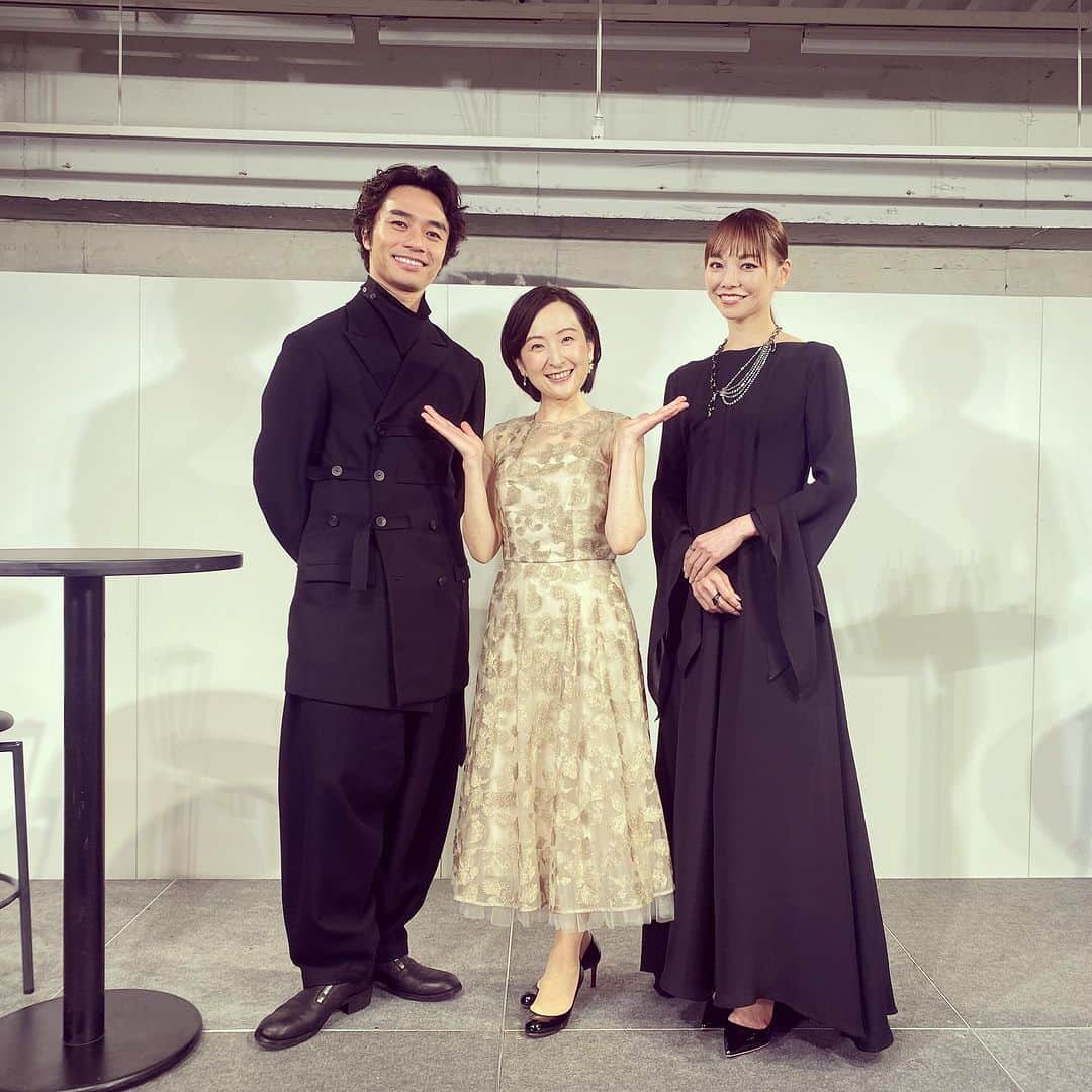 田添菜穂子さんのインスタグラム写真 - (田添菜穂子Instagram)「素晴らしいトークショーでした！！ 西武渋谷店にて、東京バレエ団　@tokyoballet_official ゲストプリンシパル上野水香さん　@mizukaueno とプリンシパル柄本弾さん　@dan_tsukamoto のトークショー2回公演の司会を務めました。  ヨウジヤマモトの御衣装に身を包んだお二人は本当に美しくステキでしたし、また、バレエのこと、お洋服のこと、お2人が踊られるボレロのこと、音楽のこと、舞台裏のお話から人生哲学まで！お2人は気取らず、真摯に時におもしろく、いろんなお話を聞かせて下さって、これぞ役得、幸せな時間でした。 お二人ともありがとうございました！  この企画をきっかけにヨウジヤマモト　@yohjiyamamotoofficial のお洋服を私も試着させていただいたのですが、躍動感はもちろん、自分自身を自由にしてくれるような、開放を感じる素晴らしいお洋服でした。 すごい力があるのだな、「洋服」というものは！  山本耀司さんのインタビュー記事にもインスパイヤされたので、よかったらぜひ！  https://www.gqjapan.jp/article/20230417-yohji-yamamoto-gca-interview  西武渋谷店 @shibusei_seibu_shibuya の皆さま、ありがとうございました！！  #上野水香 #柄本弾 #東京バレエ団 #yohjiyamamoto #西武渋谷店」10月1日 18時31分 - nahokotazoe