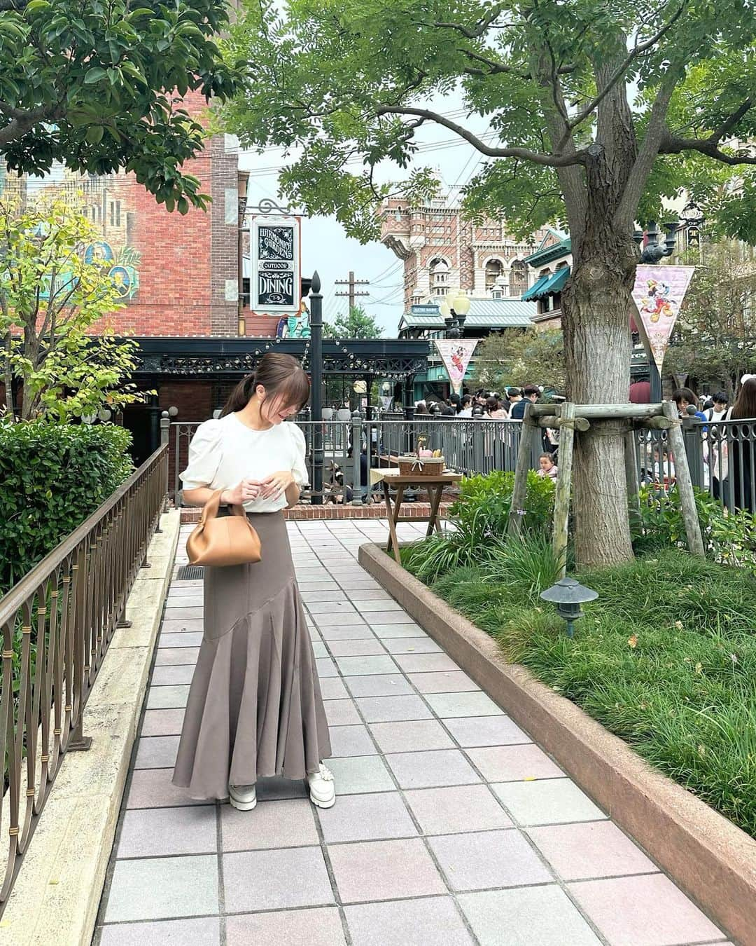 愛内みさのインスタグラム：「10月もたのしもう☺︎♡  今月は秋服たくさん着たいな~✨  スカートの形きれいでおきにいり🐒  #ポレーヌ#polene#louere#ルエレ#マーメイドスカート #disneysea」